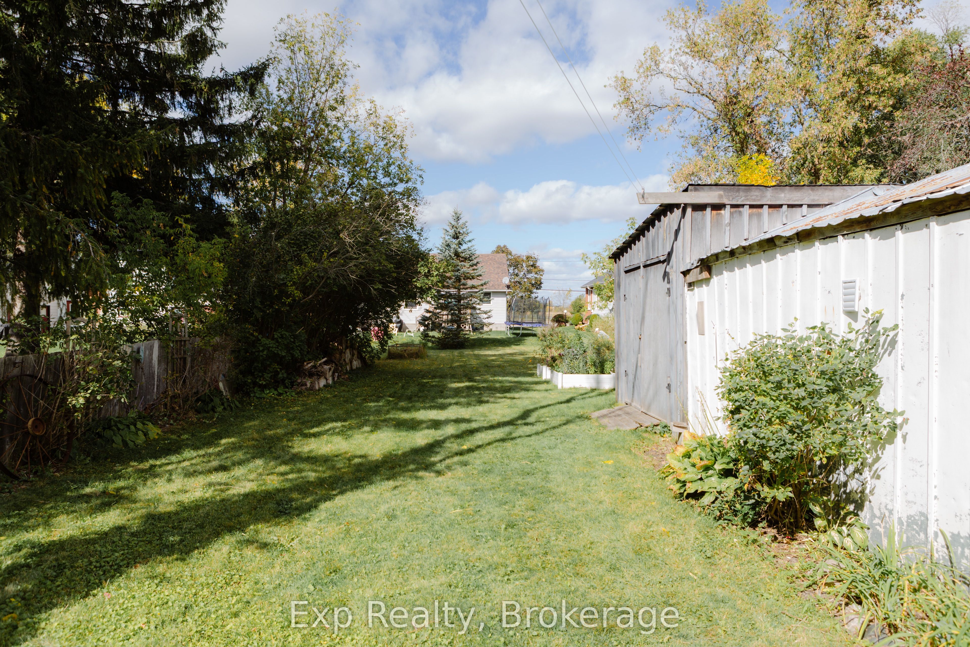 112 Front Street W Property Photo 37