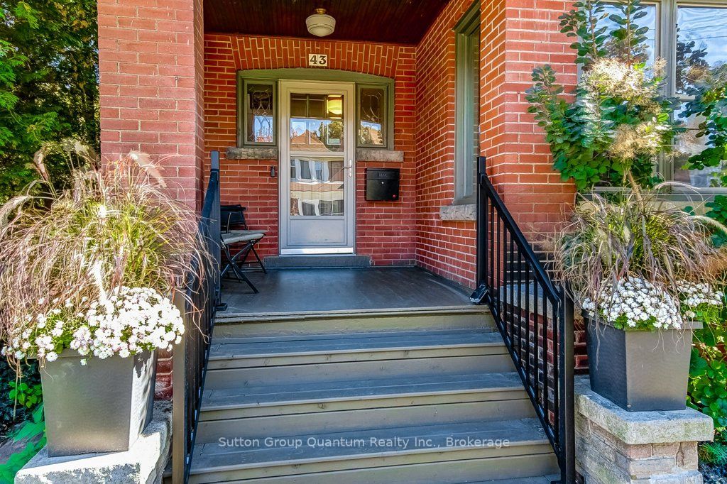 43 Rosslyn Avenue S Property Photo 6