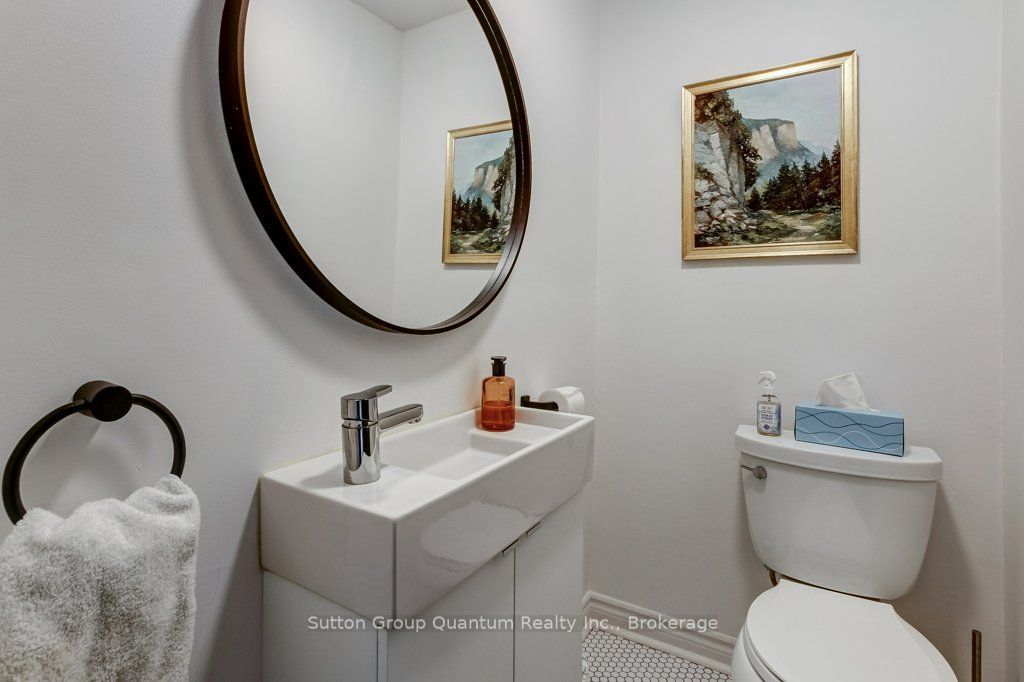 43 Rosslyn Avenue S Property Photo 23