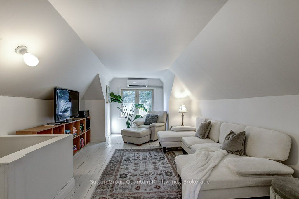 43 Rosslyn Avenue S Property Photo 36
