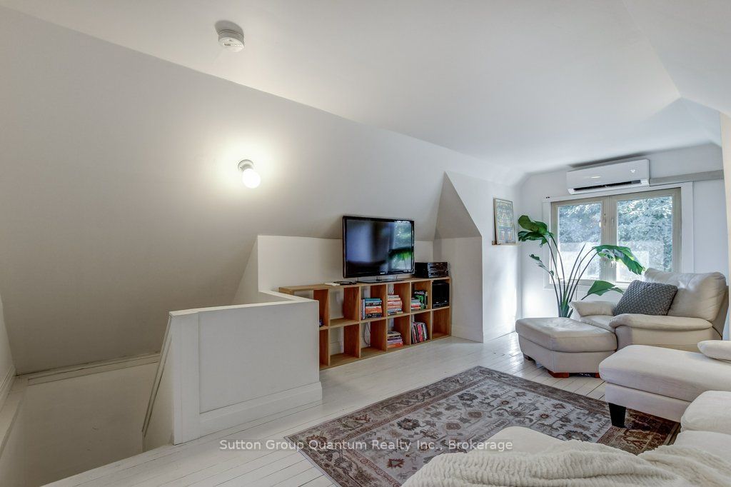 43 Rosslyn Avenue S Property Photo 37