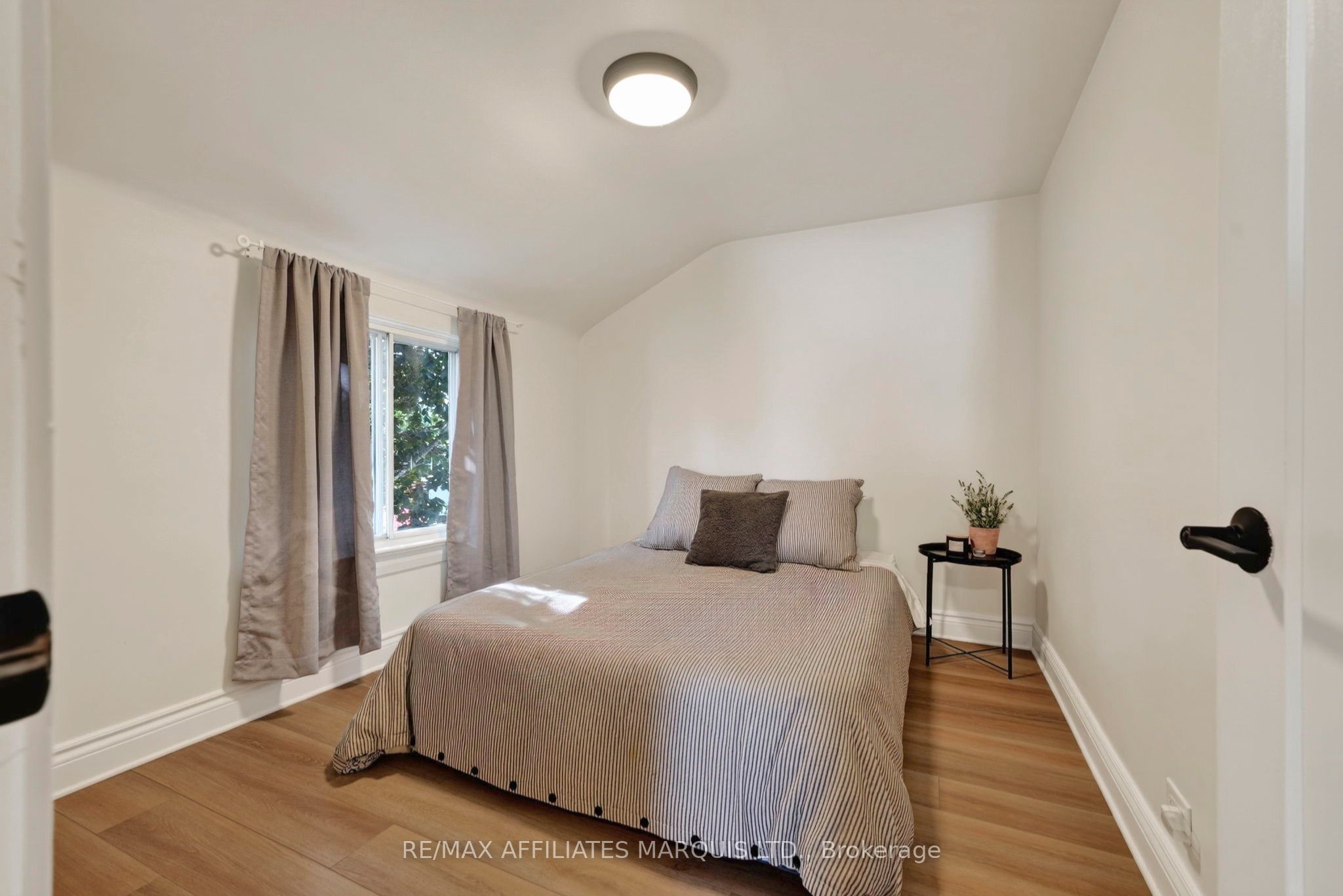 916 Leonard Avenue Property Photo 27