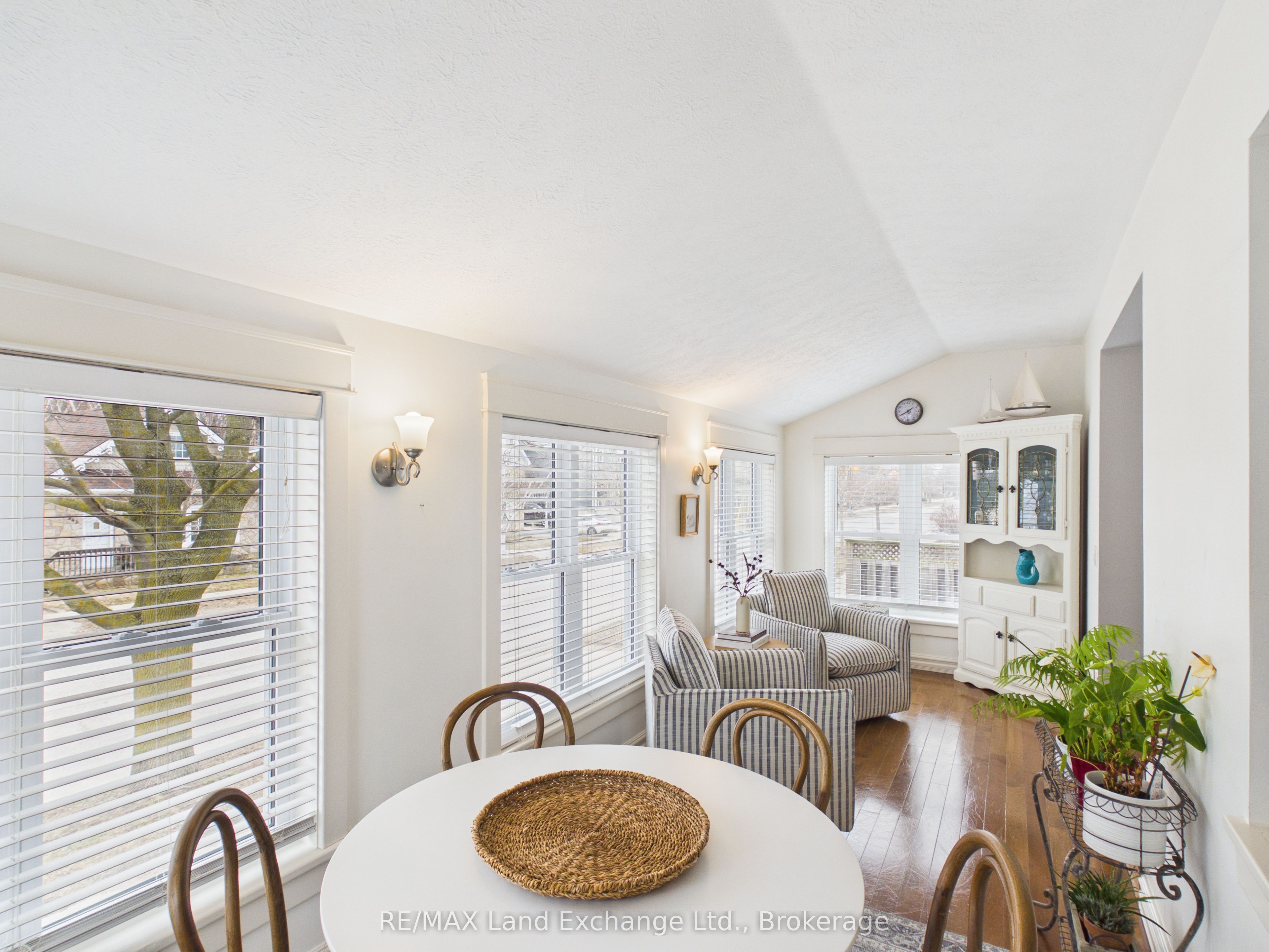 842 Olde Victoria Street Property Photo 8