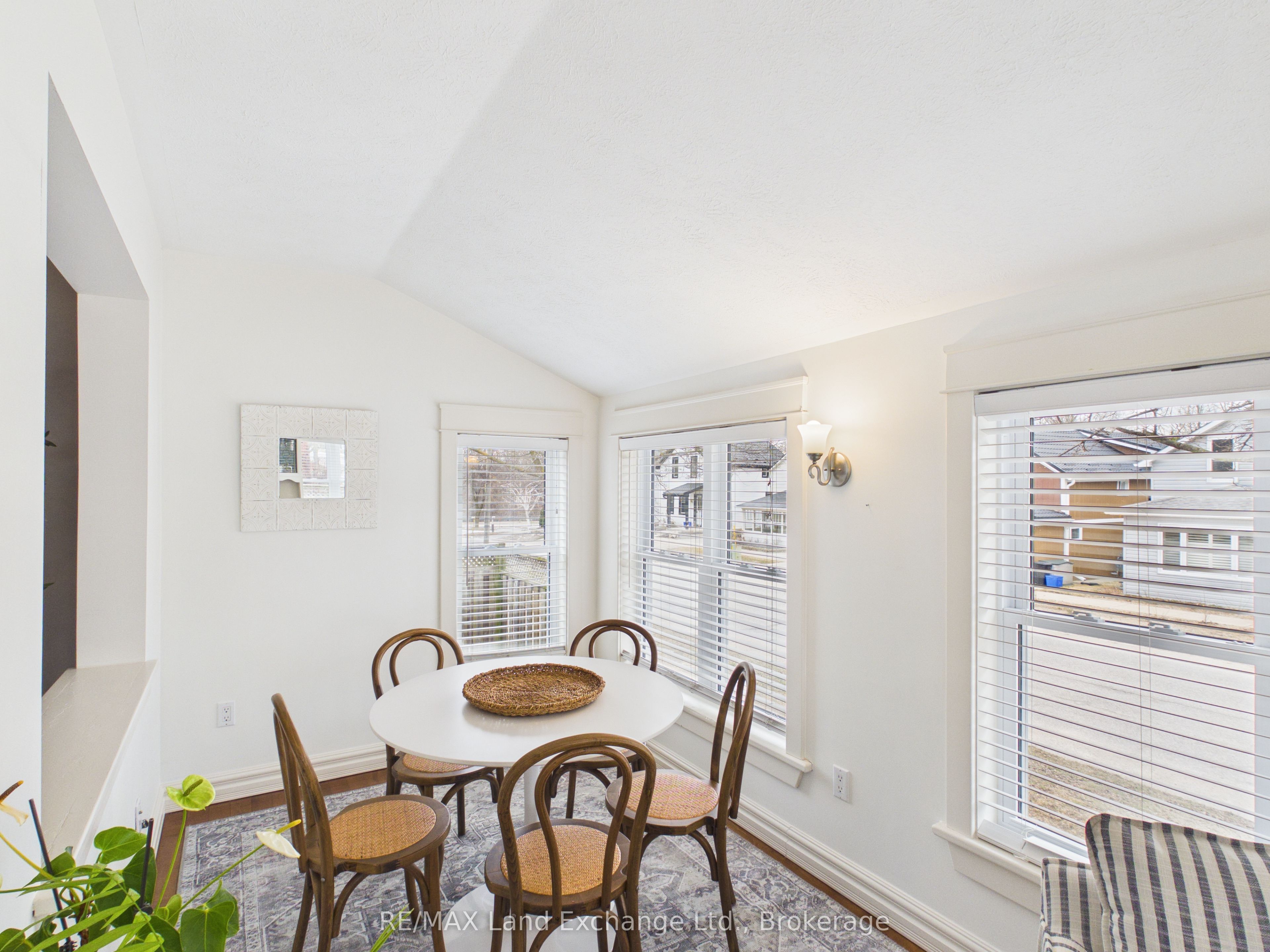 842 Olde Victoria Street Property Photo 10