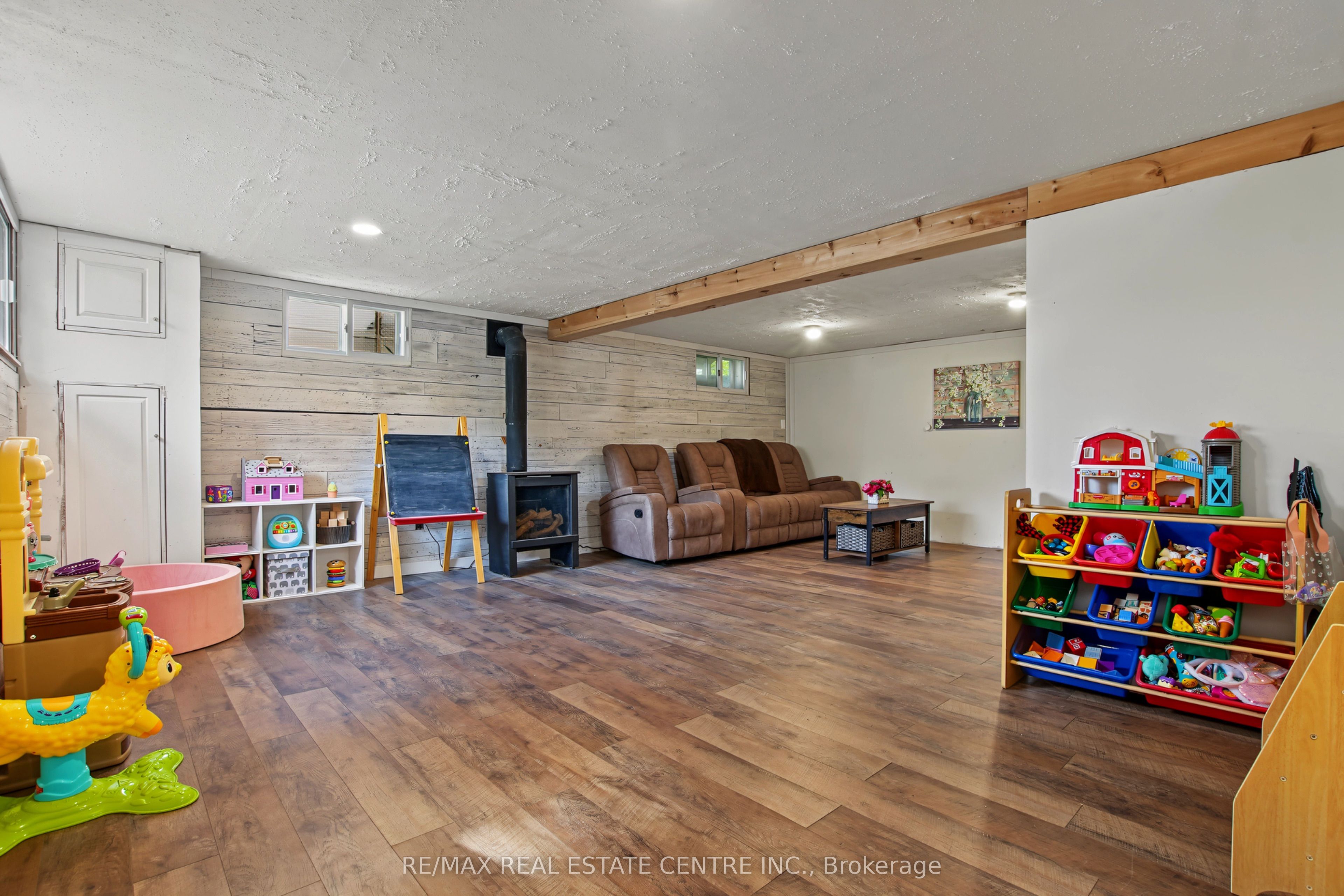 215 Elgin Street S Property Photo 27