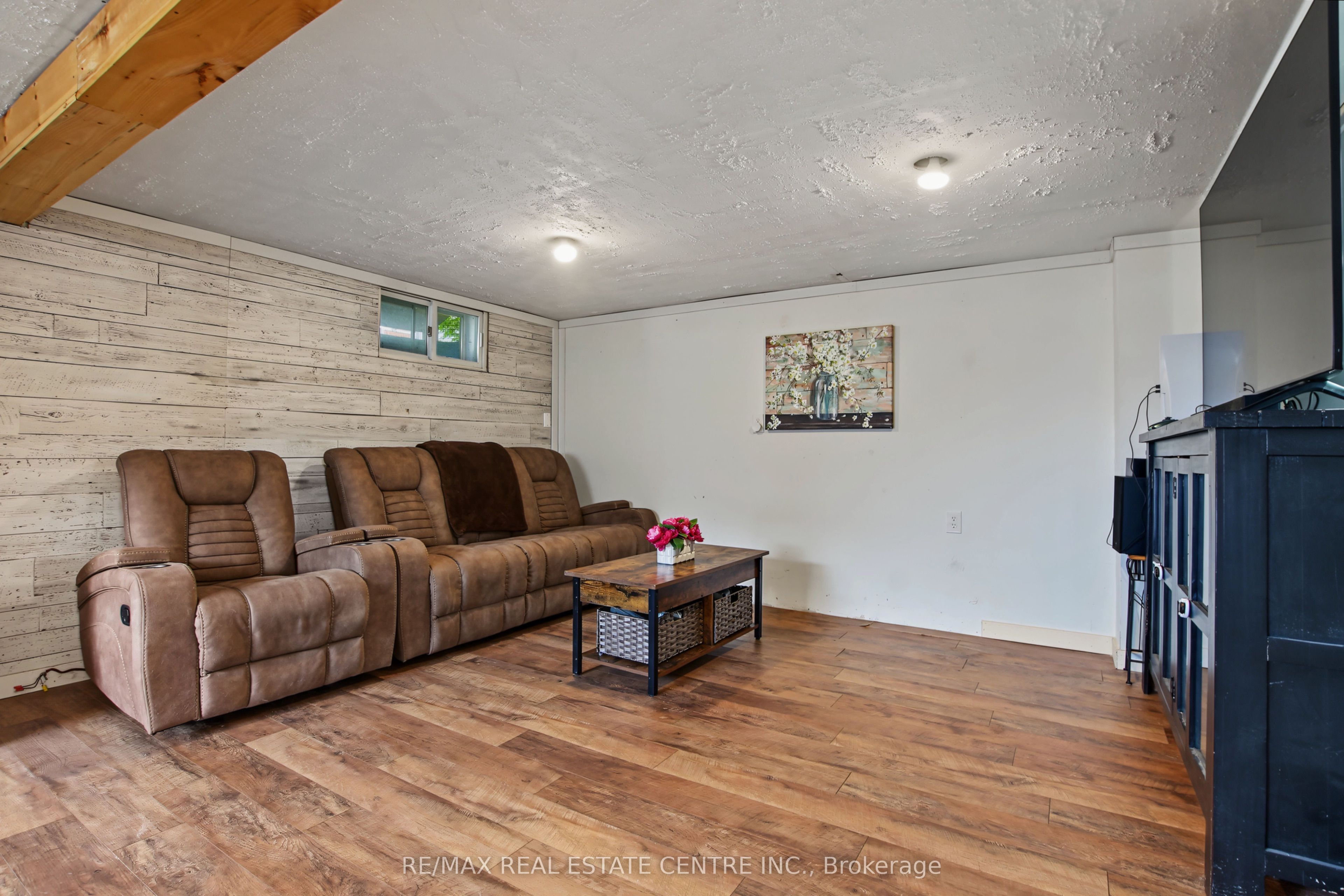 215 Elgin Street S Property Photo 29