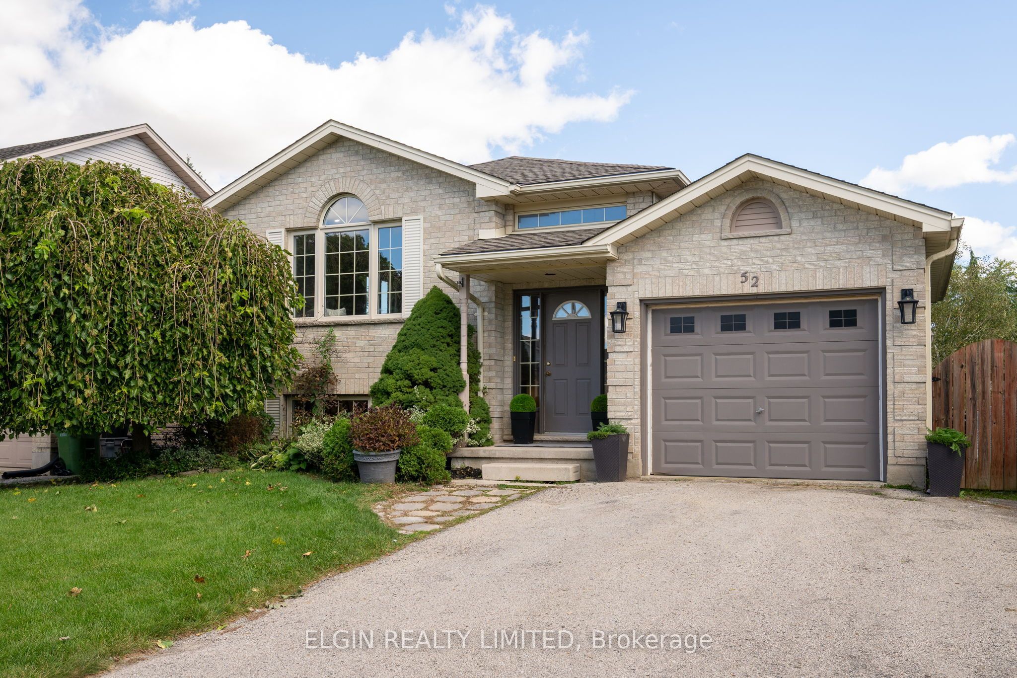 52 Oldewood Crescent Property Photo 2