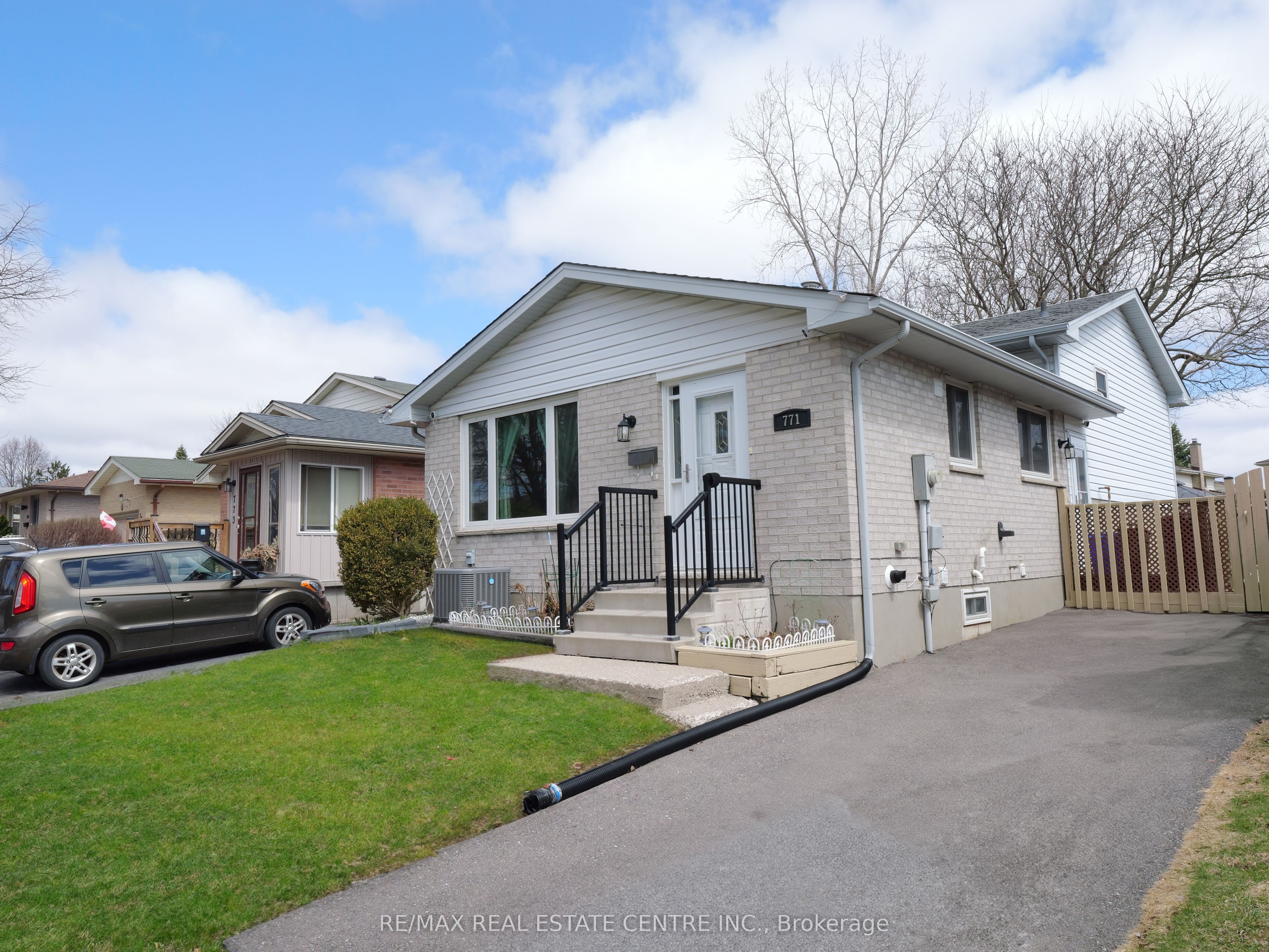 771 Monsarrat Avenue Property Photo 2
