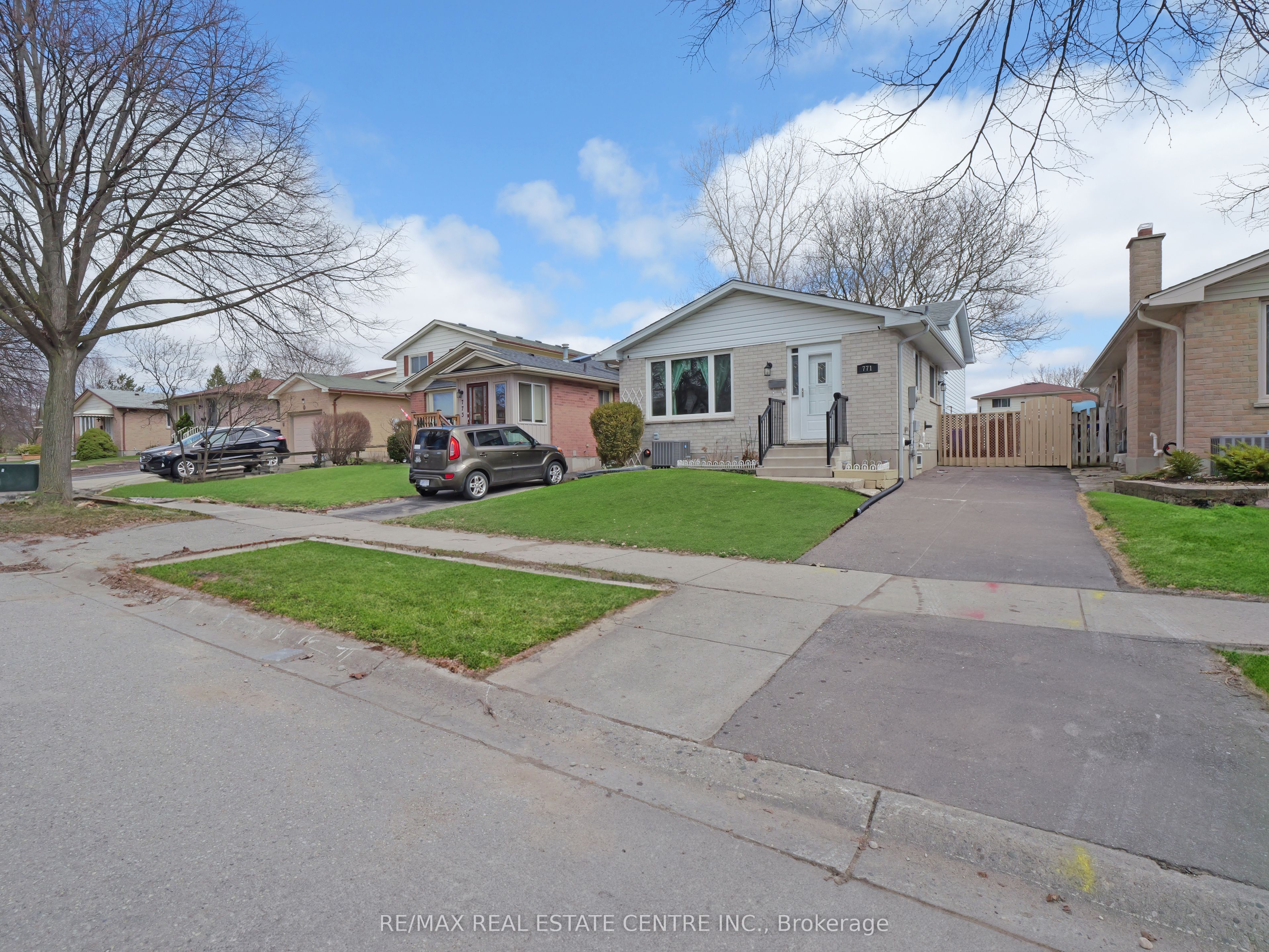 771 Monsarrat Avenue Property Photo 3