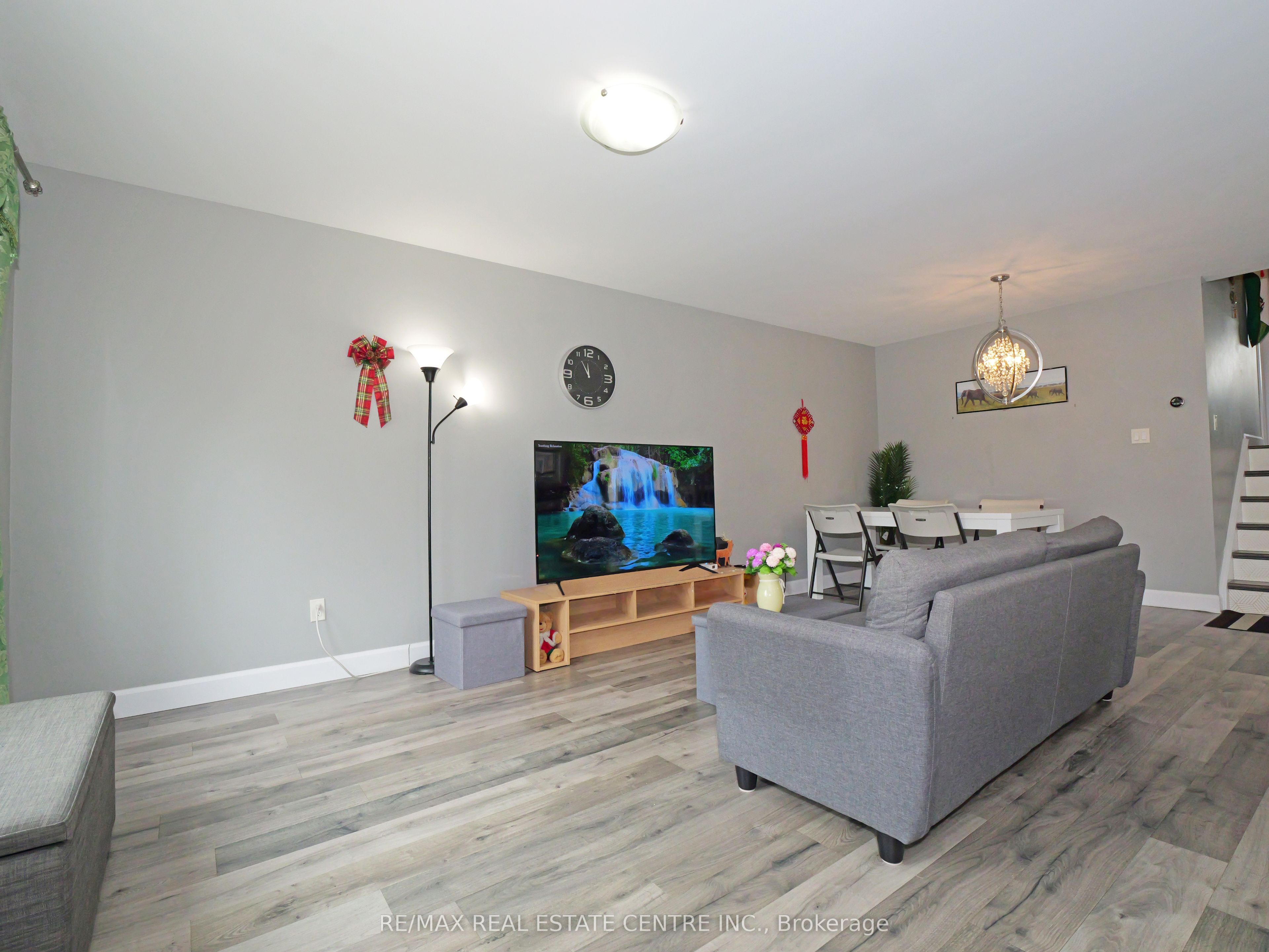 771 Monsarrat Avenue Property Photo 4
