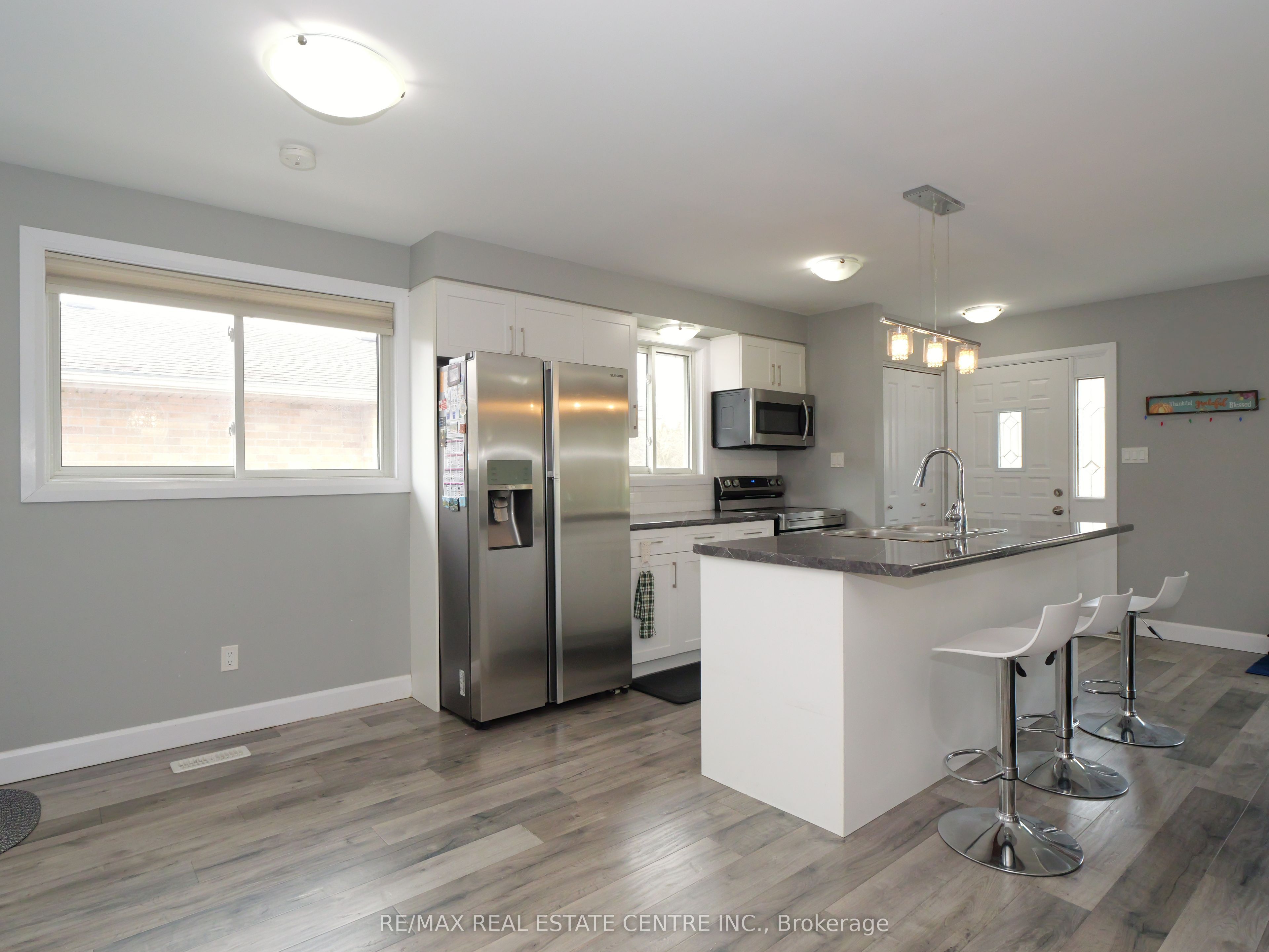 771 Monsarrat Avenue Property Photo 8