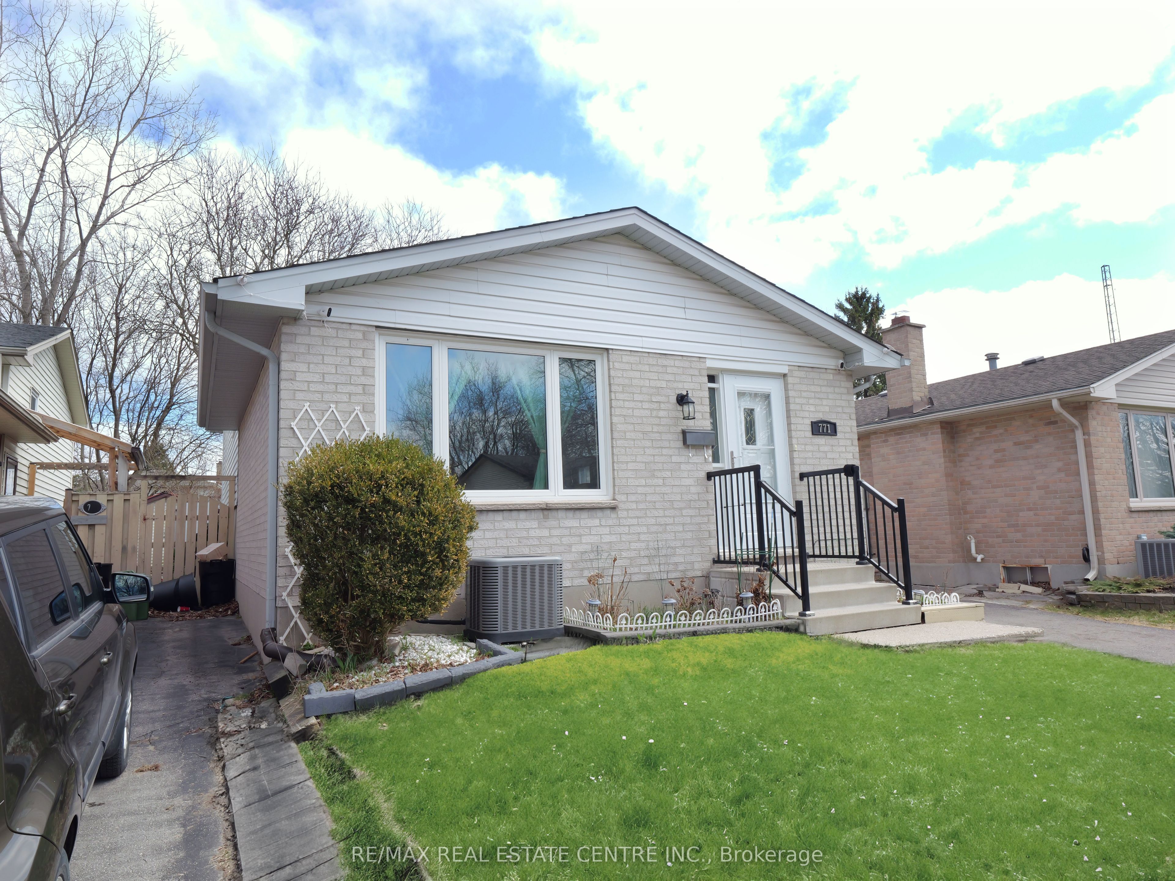 771 Monsarrat Avenue Property Photo 31