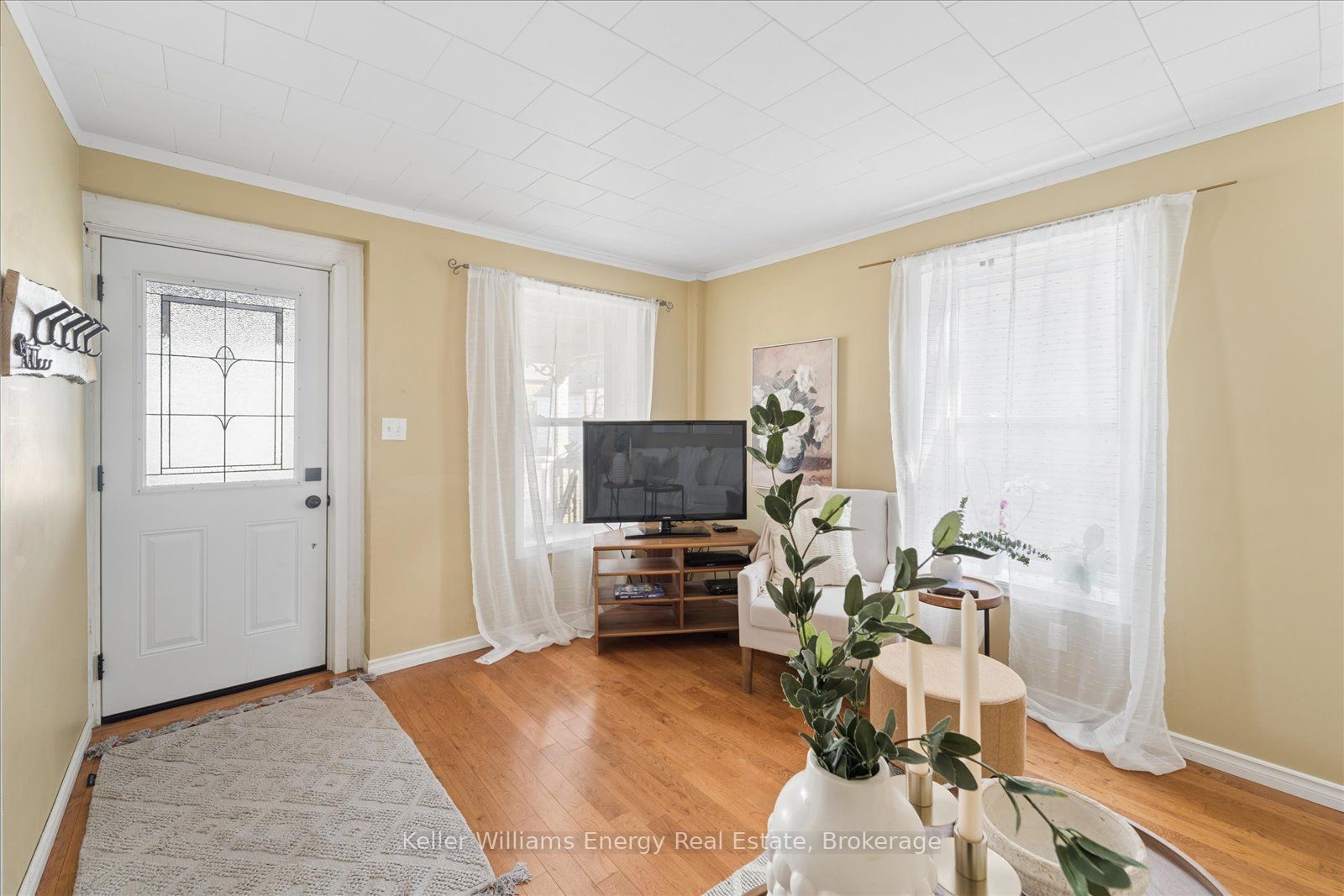 325 Ball Street Property Photo 6