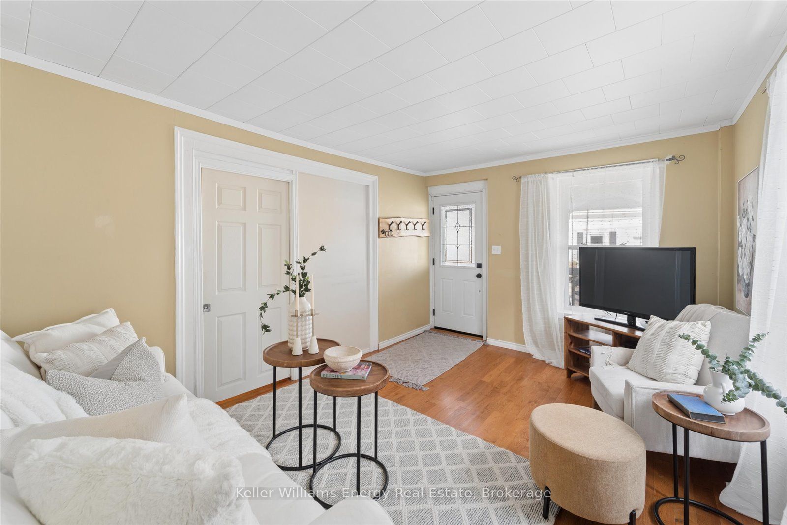 325 Ball Street Property Photo 8