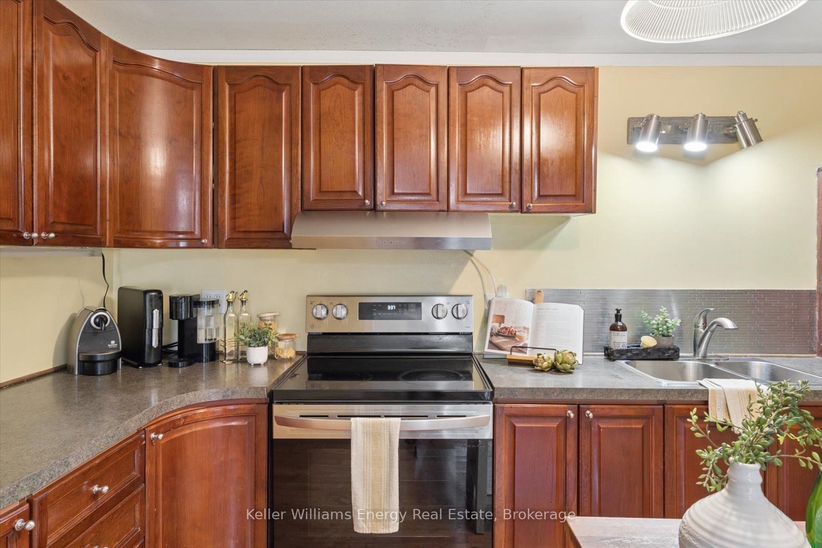 325 Ball Street Property Photo 15