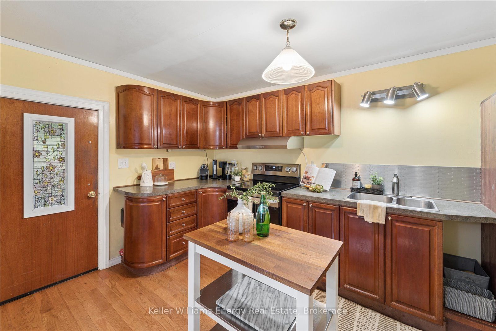 325 Ball Street Property Photo 16