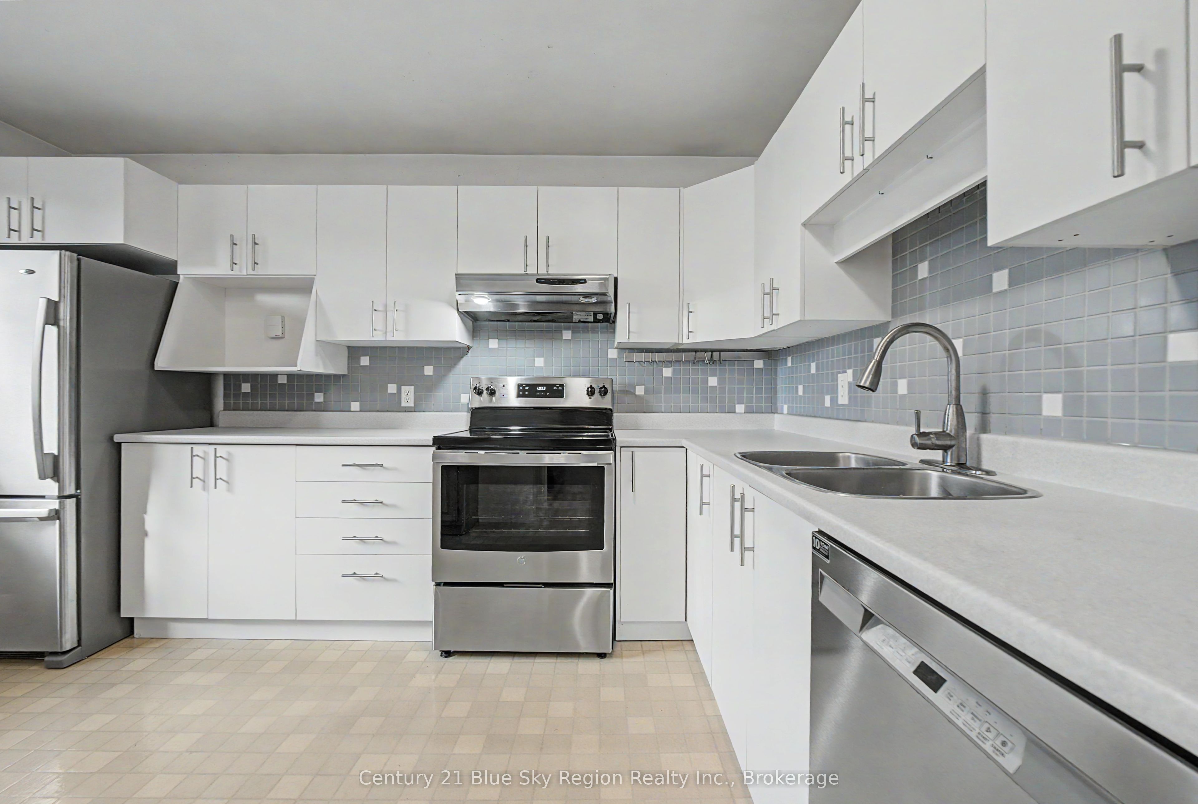 58 Van Horne Crescent Property Photo 16