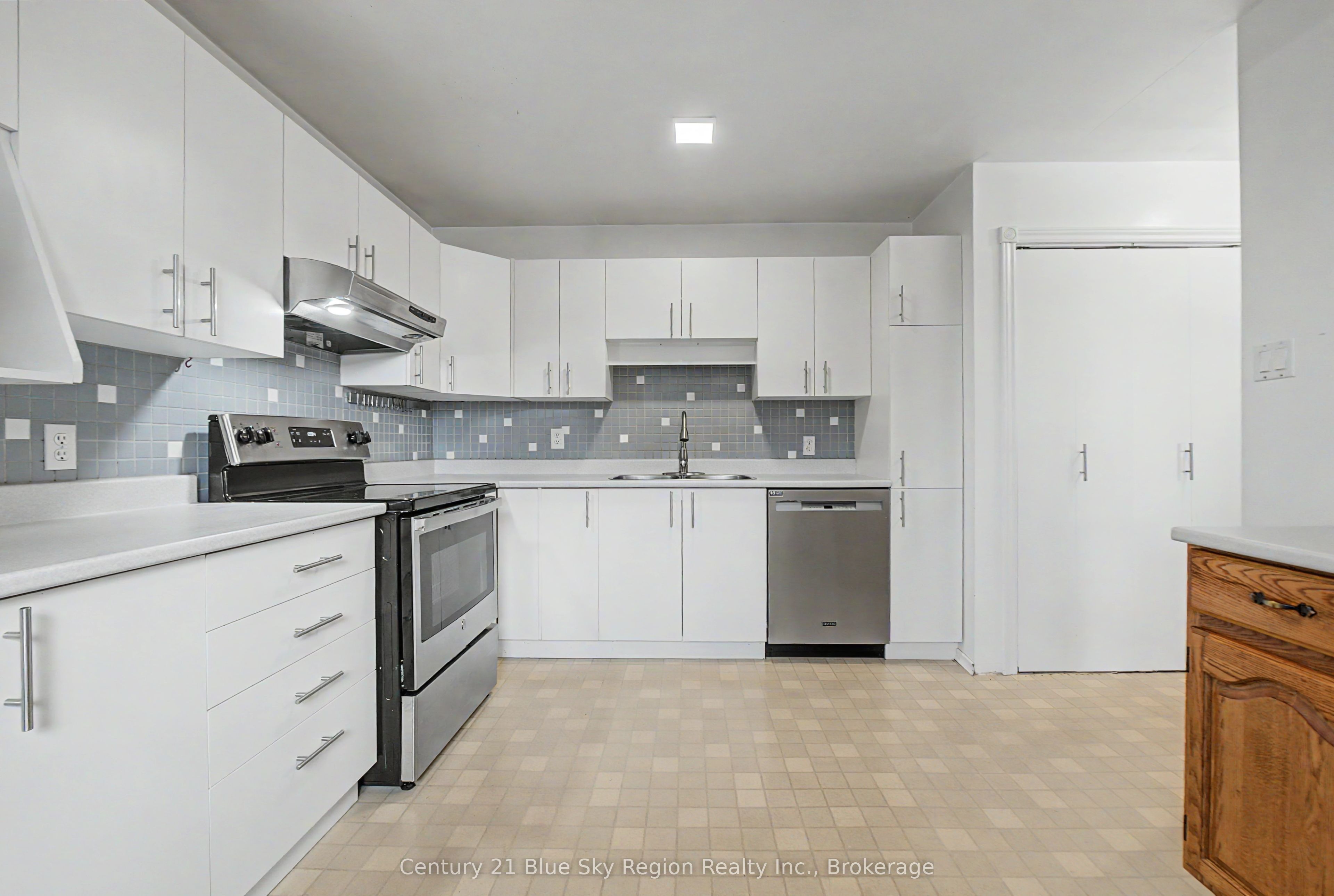 58 Van Horne Crescent Property Photo 17
