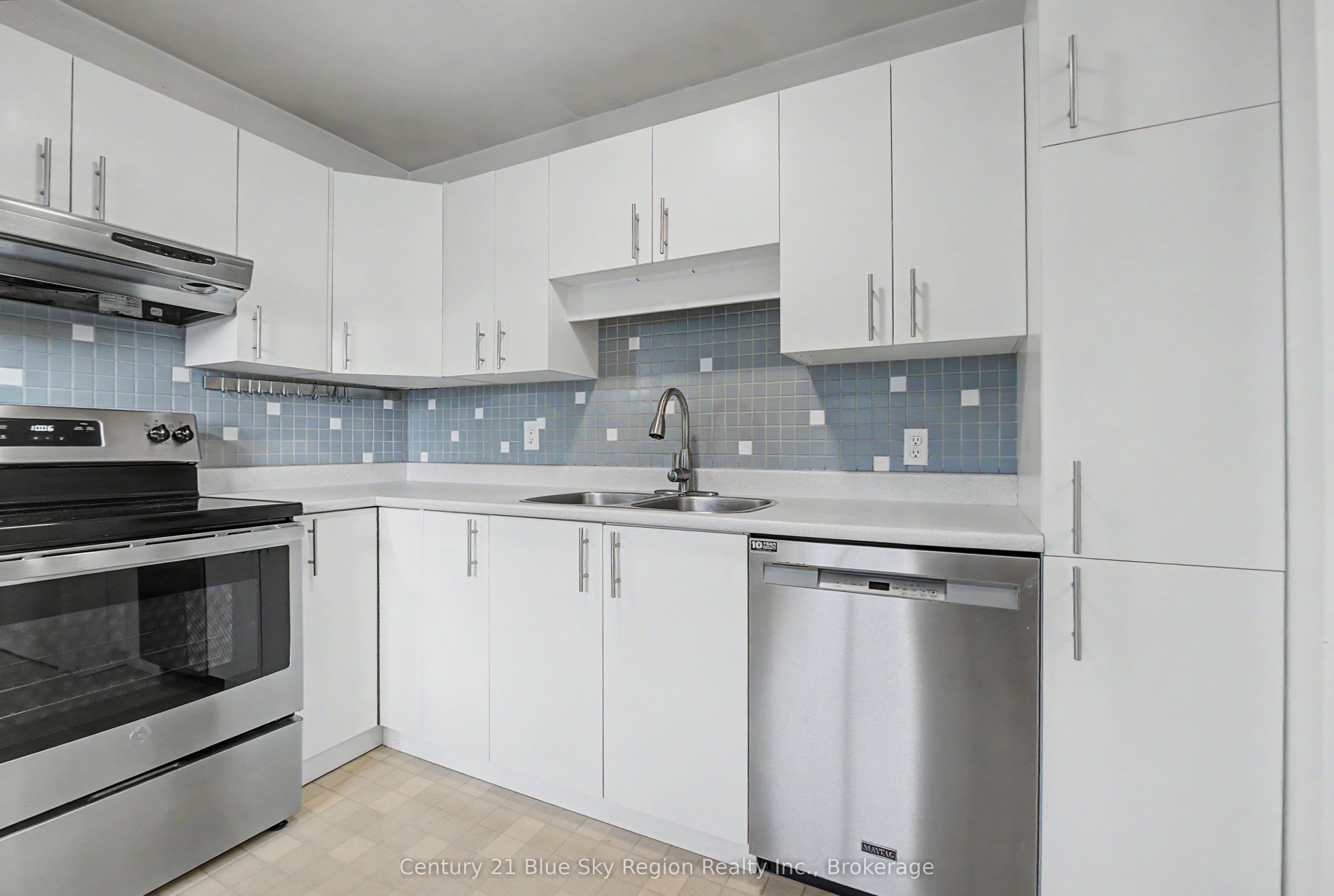 58 Van Horne Crescent Property Photo 20