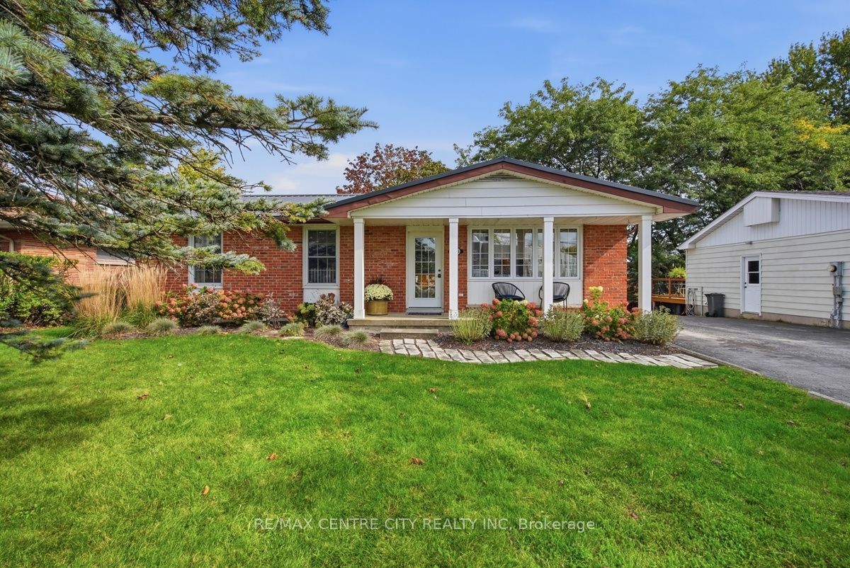 4564 East Road E Property Photo 1