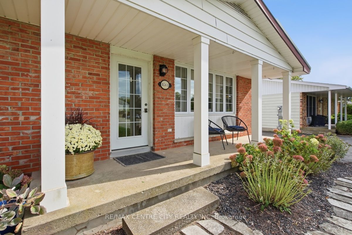 4564 East Road E Property Photo 6