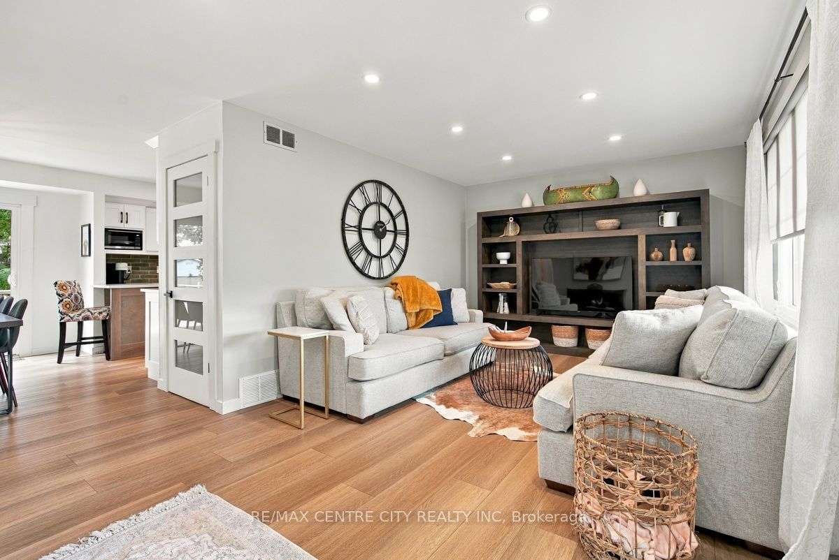 4564 East Road E Property Photo 8