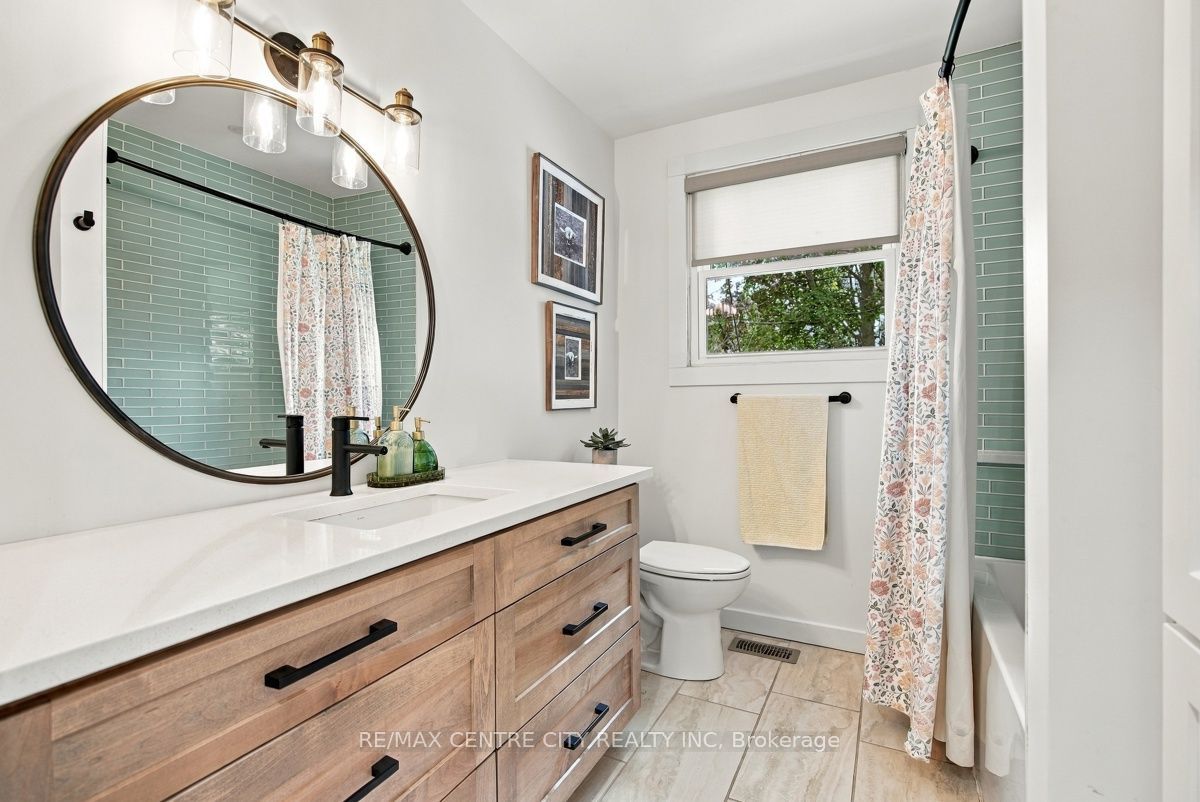 4564 East Road E Property Photo 24