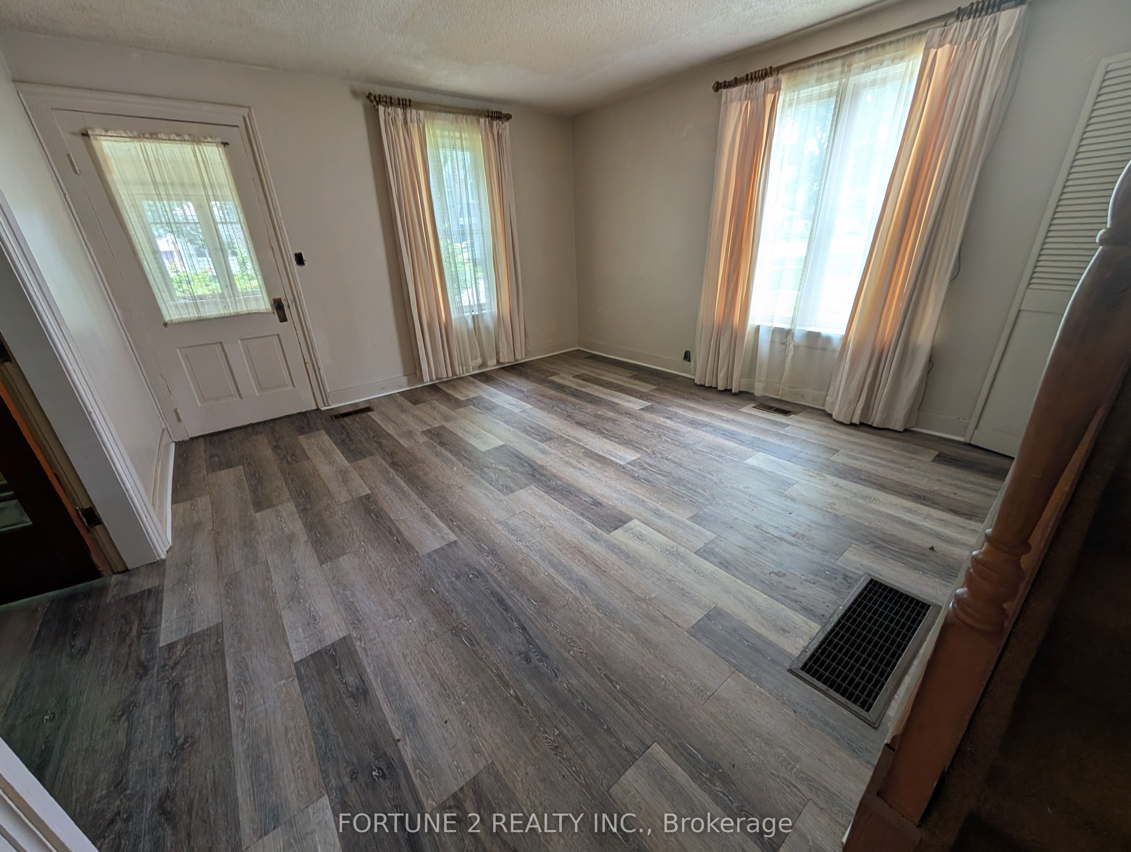 54 Main Street N Property Photo 10
