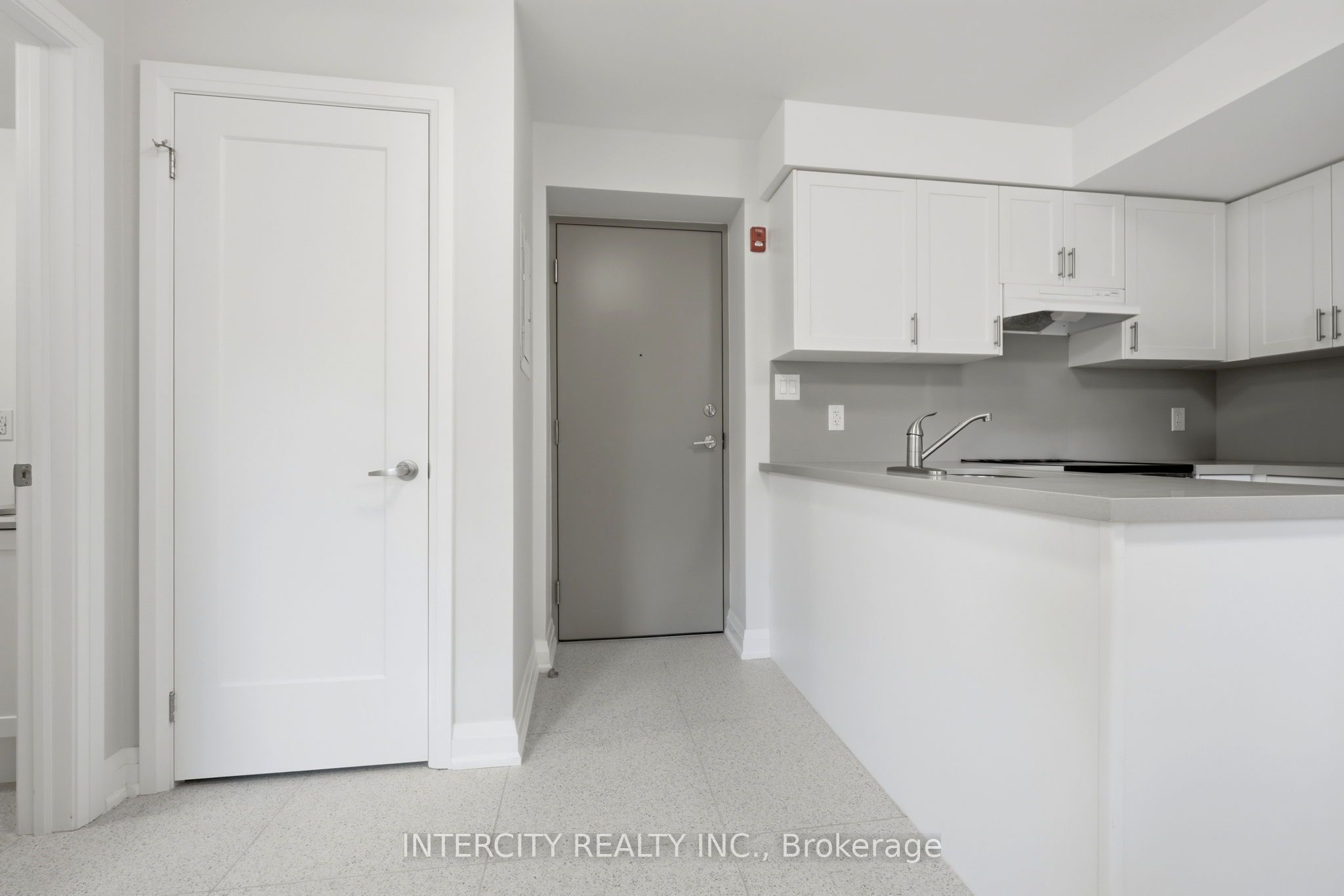 91 Wentworth Street S 2 Property Photo 4