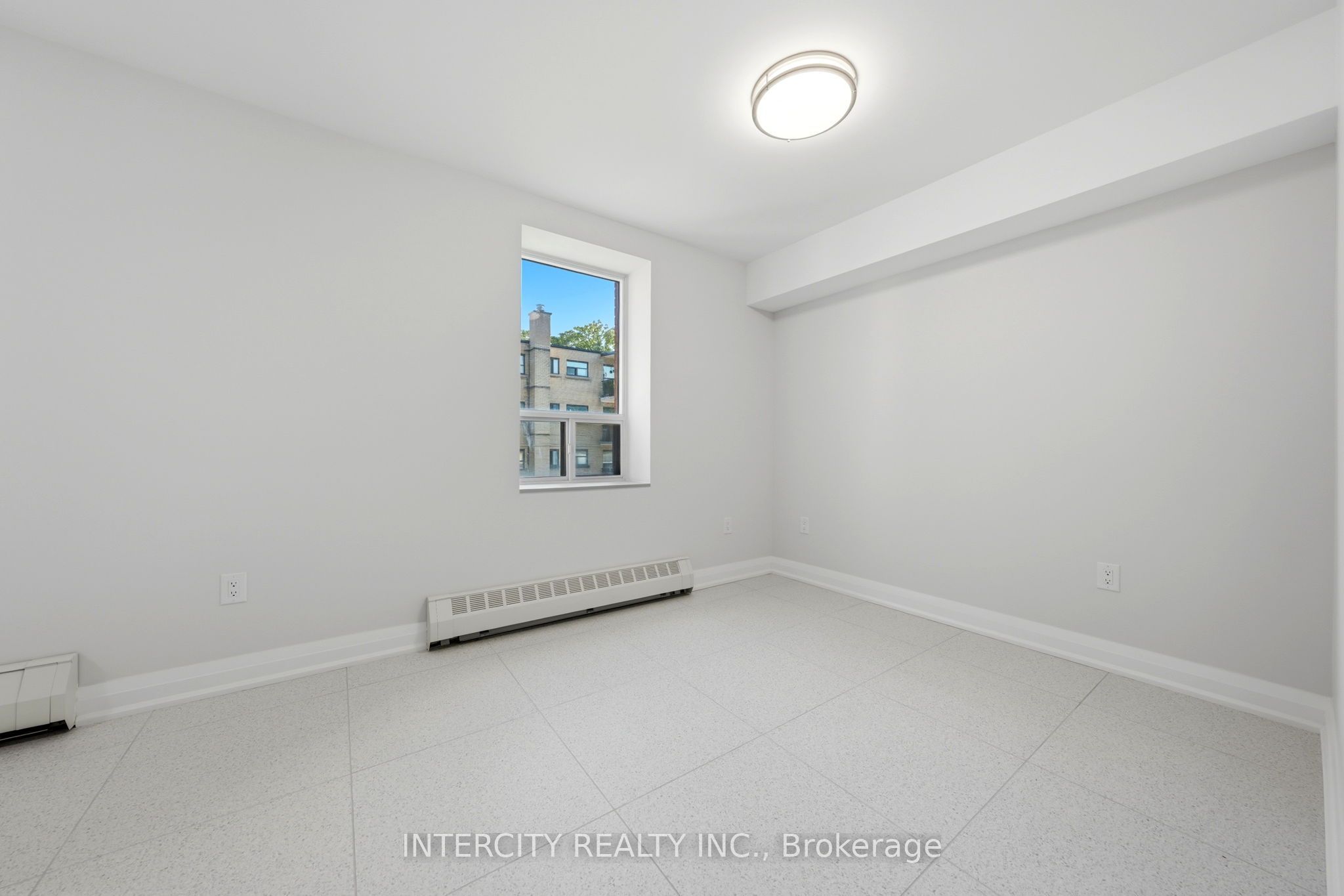 91 Wentworth Street S 2 Property Photo 6
