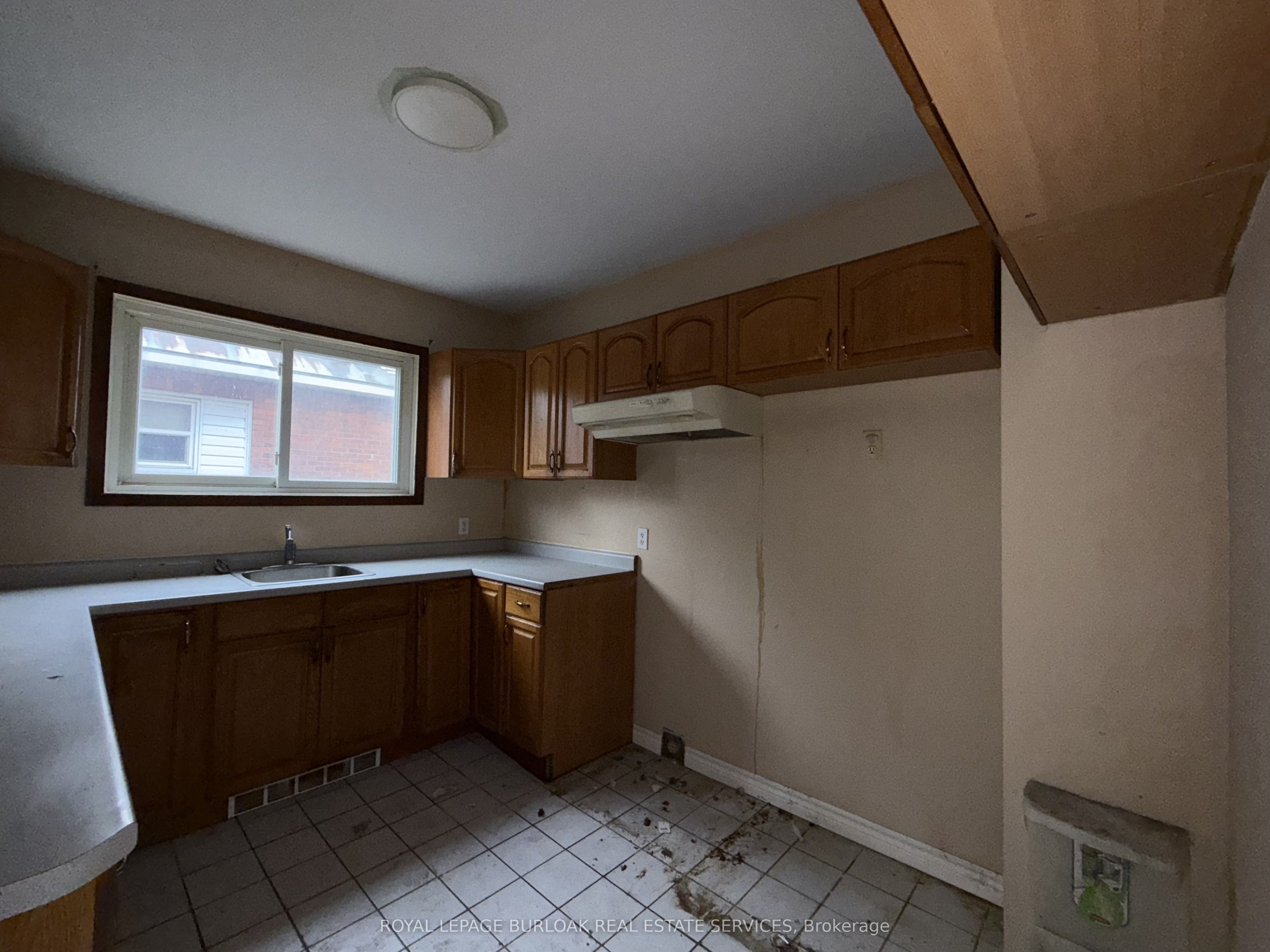 35 Albert Street E Property Photo 2