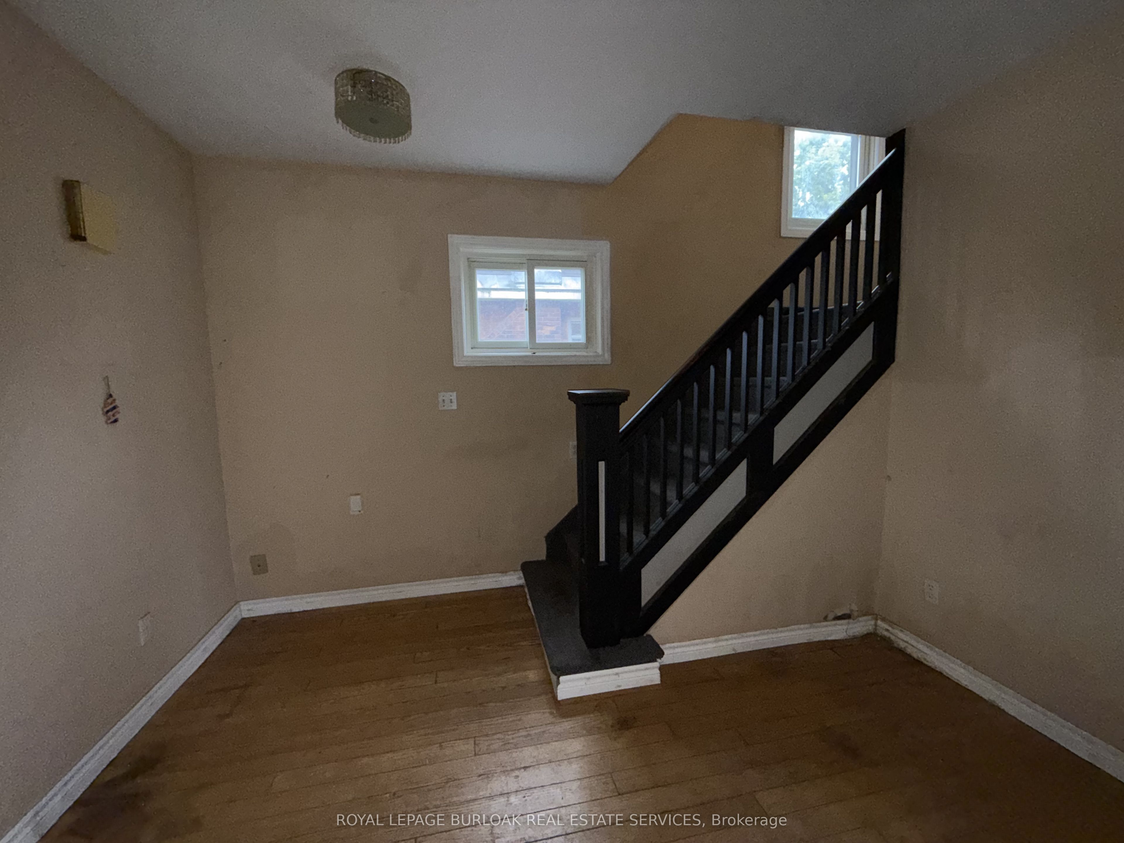 35 Albert Street E Property Photo 5