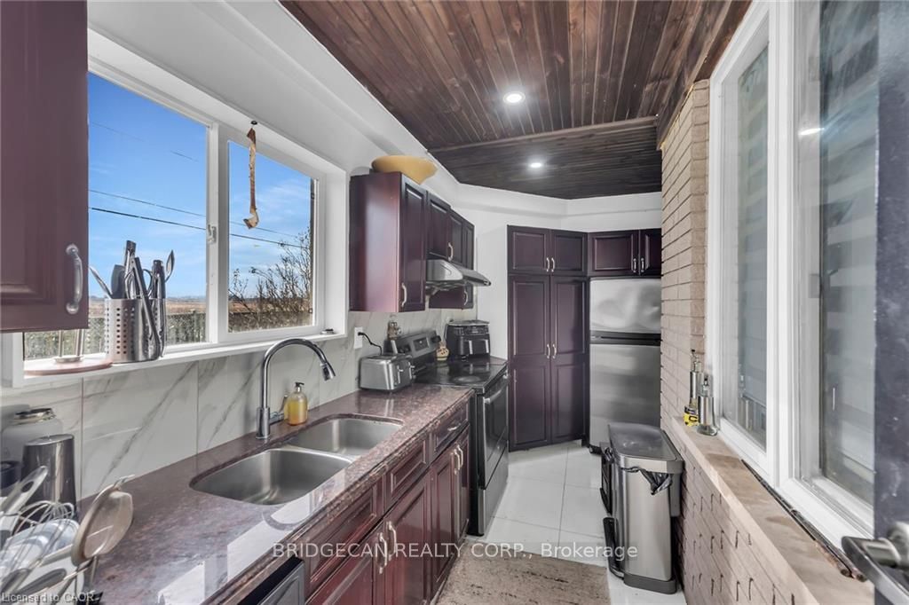 283 Second Road E Property Photo 12