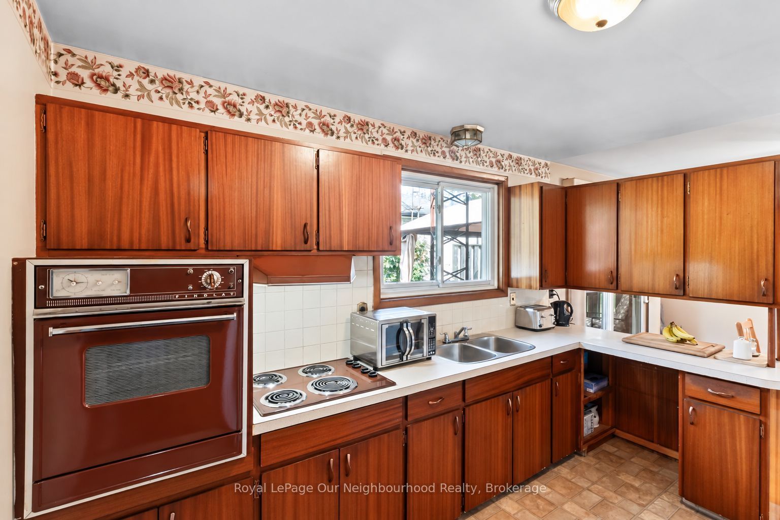 546 Burwash Street Property Photo 4