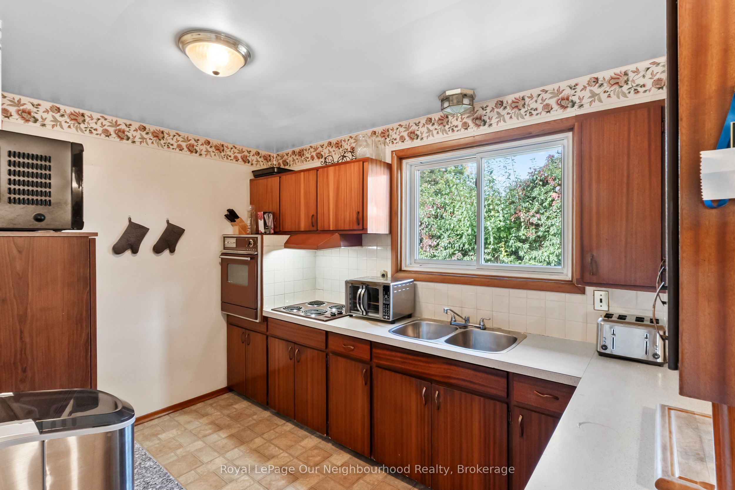 546 Burwash Street Property Photo 6