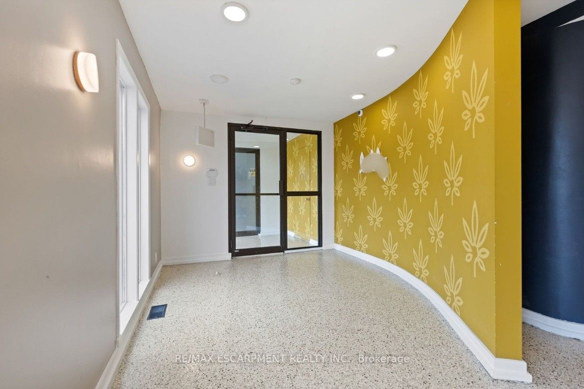 14 Caithness Street E Property Photo 3