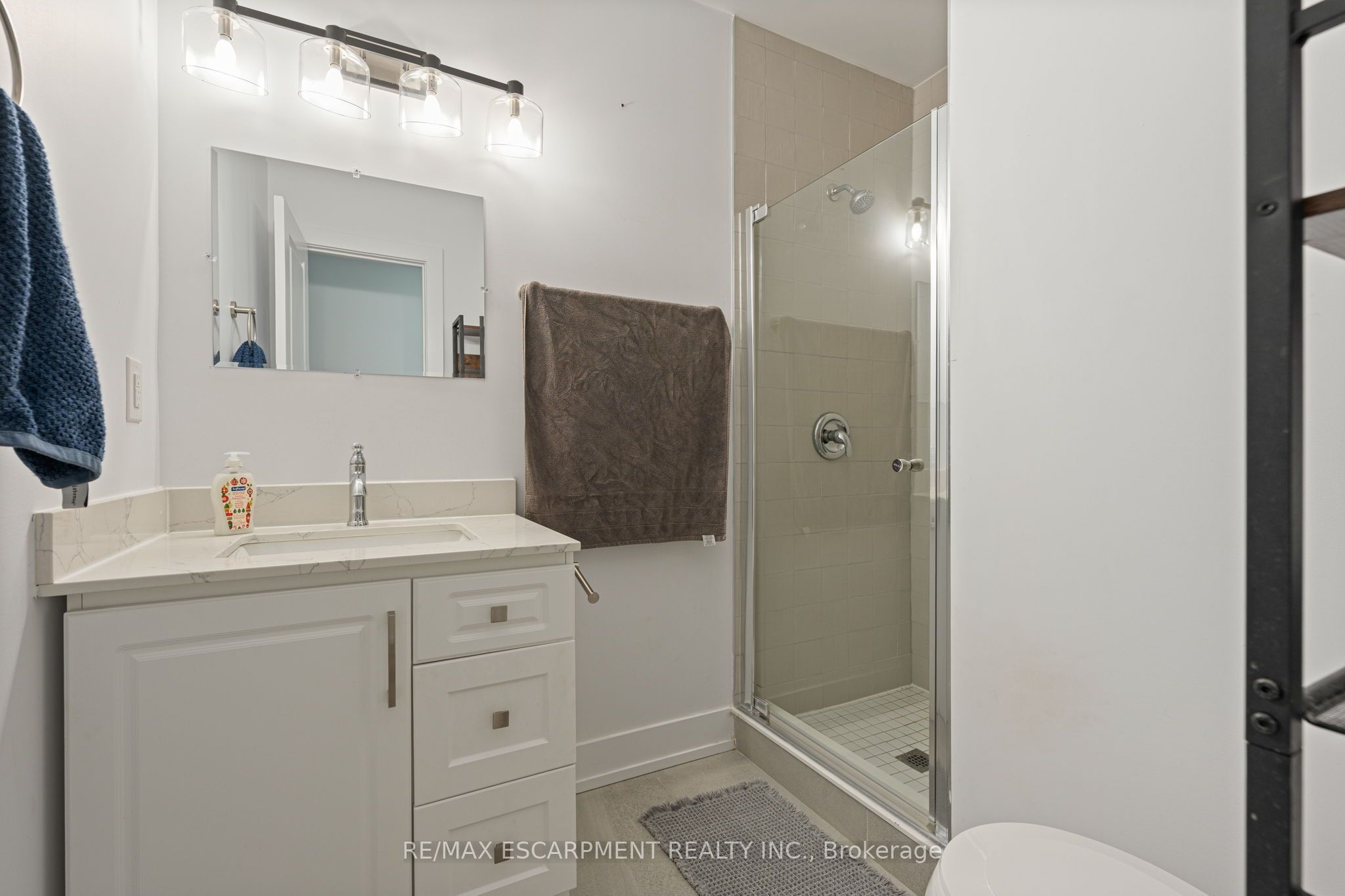 14 Caithness Street E Property Photo 10