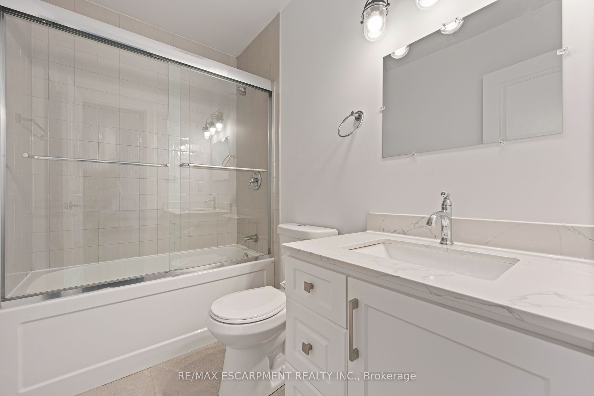 14 Caithness Street E Property Photo 12