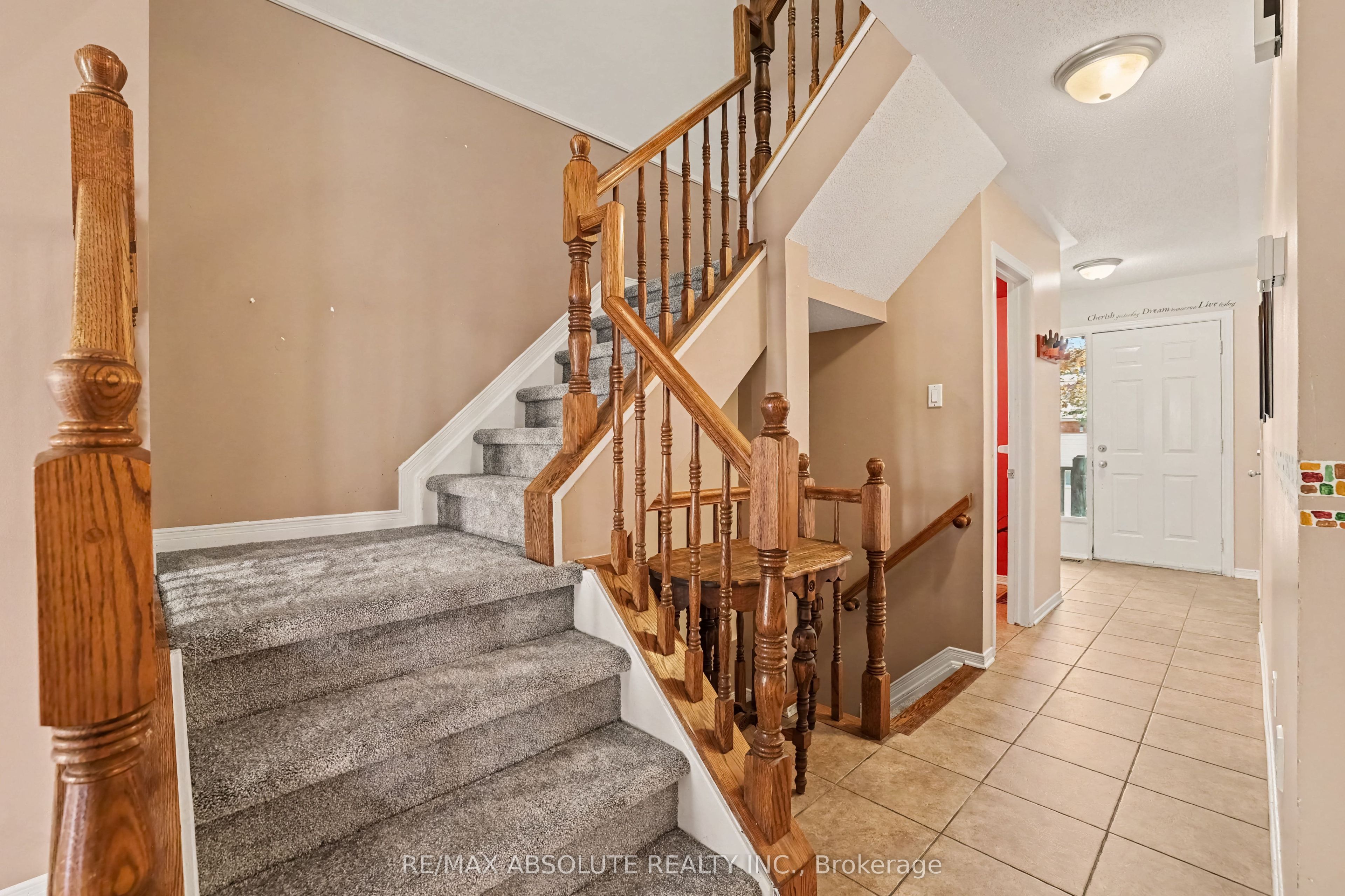 42 Roblyn Way Property Photo 2