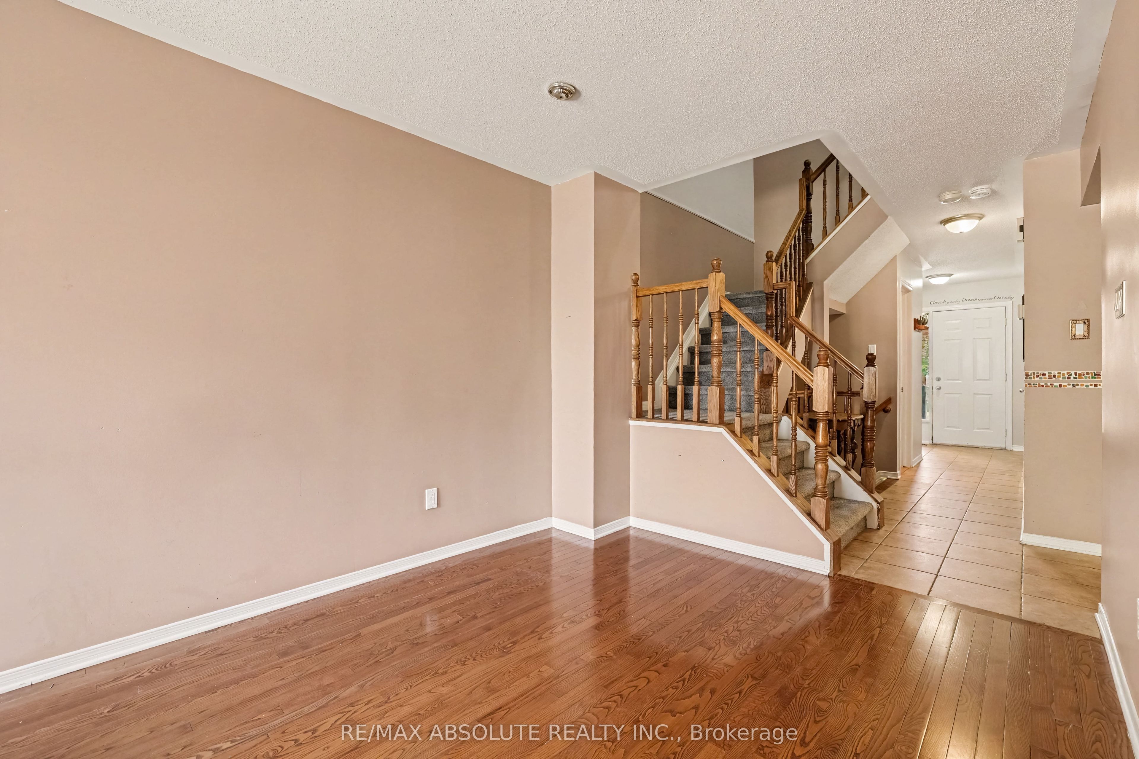 42 Roblyn Way Property Photo 5