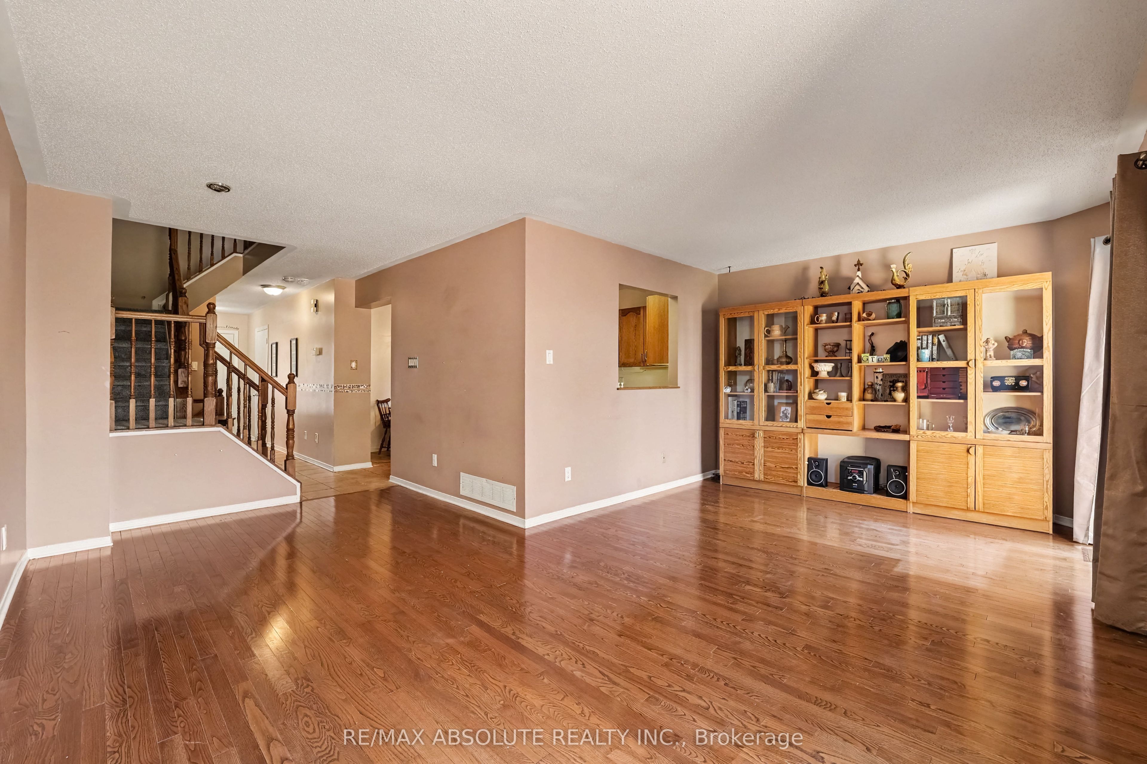42 Roblyn Way Property Photo 6