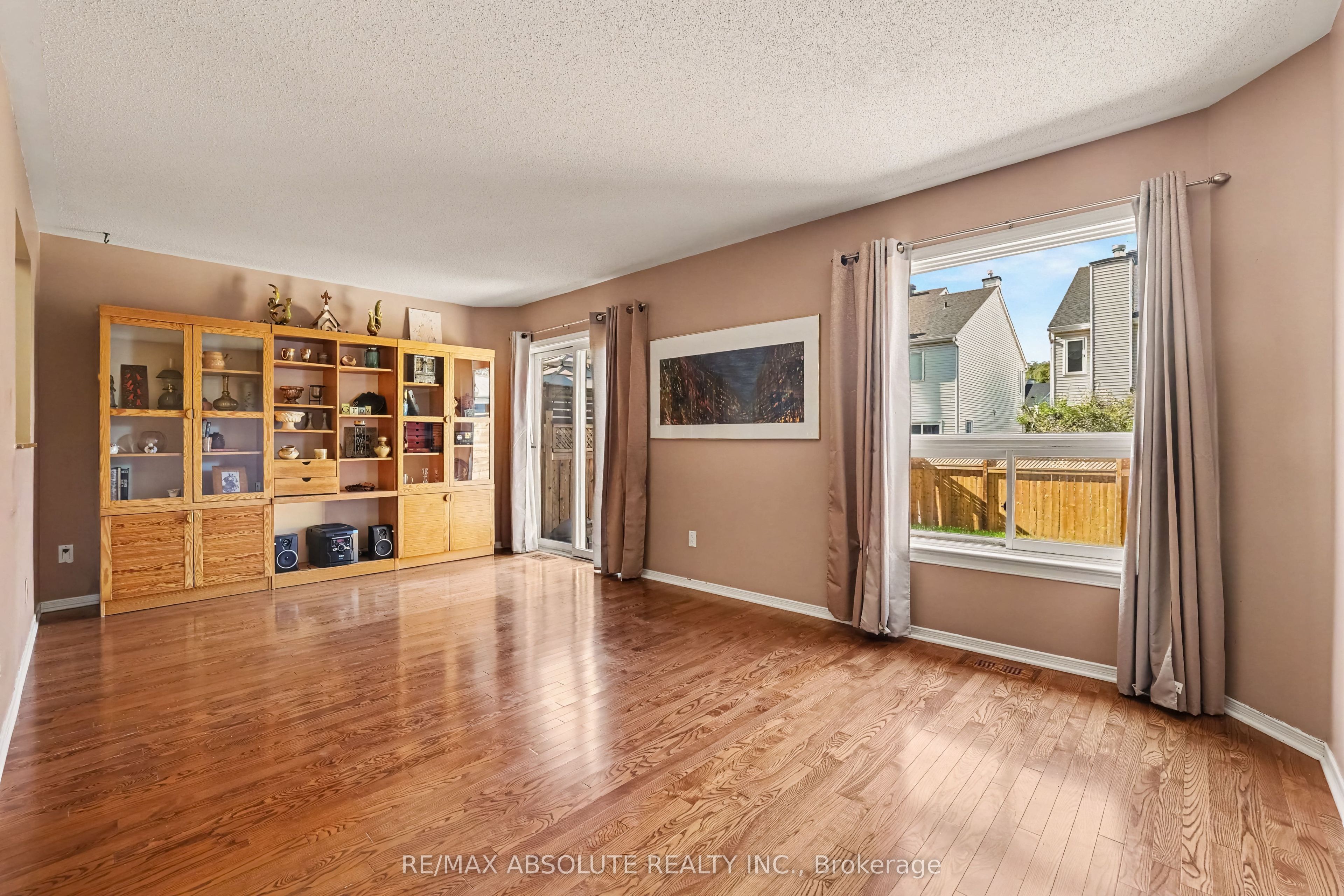 42 Roblyn Way Property Photo 7