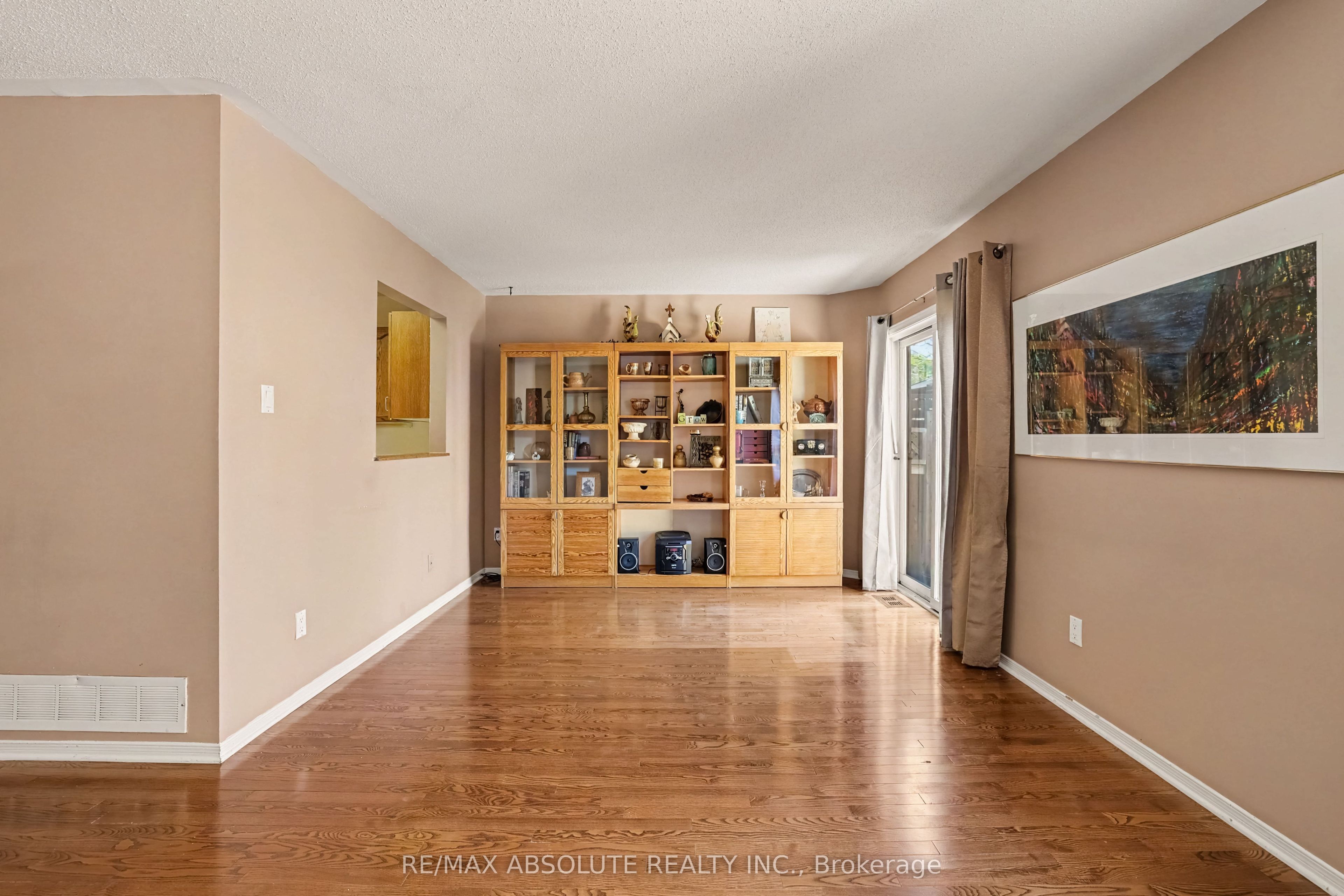 42 Roblyn Way Property Photo 8