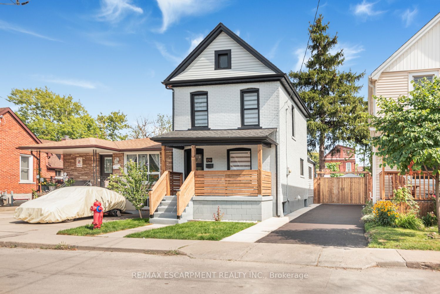 250 Rosslyn Avenue N Property Photo 1