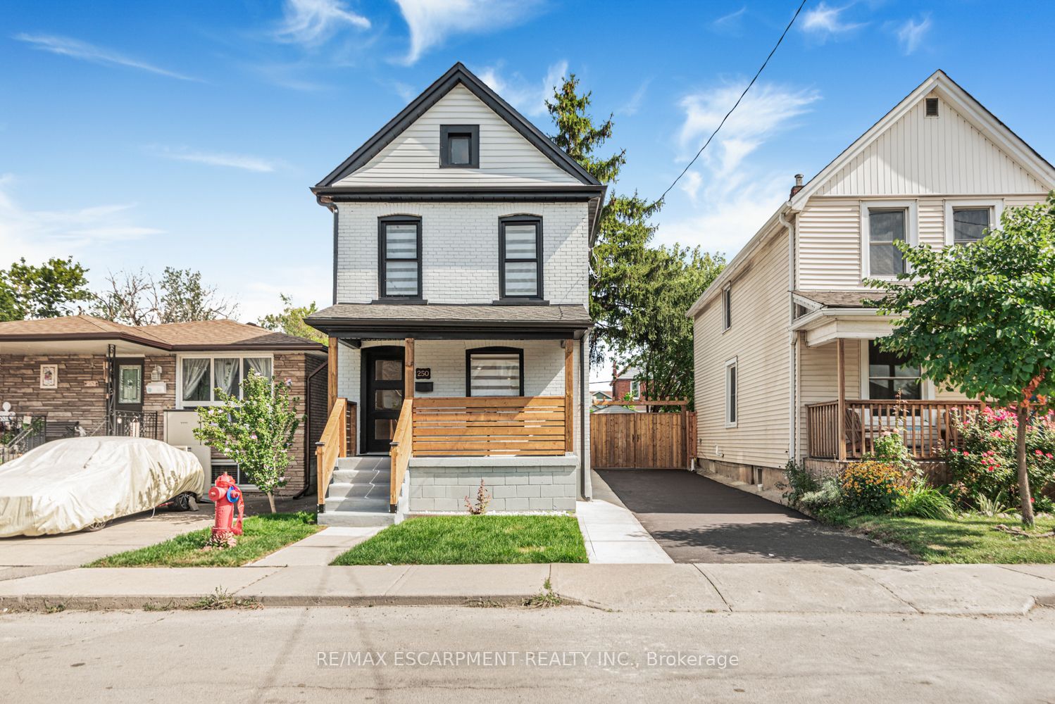 250 Rosslyn Avenue N Property Photo 2