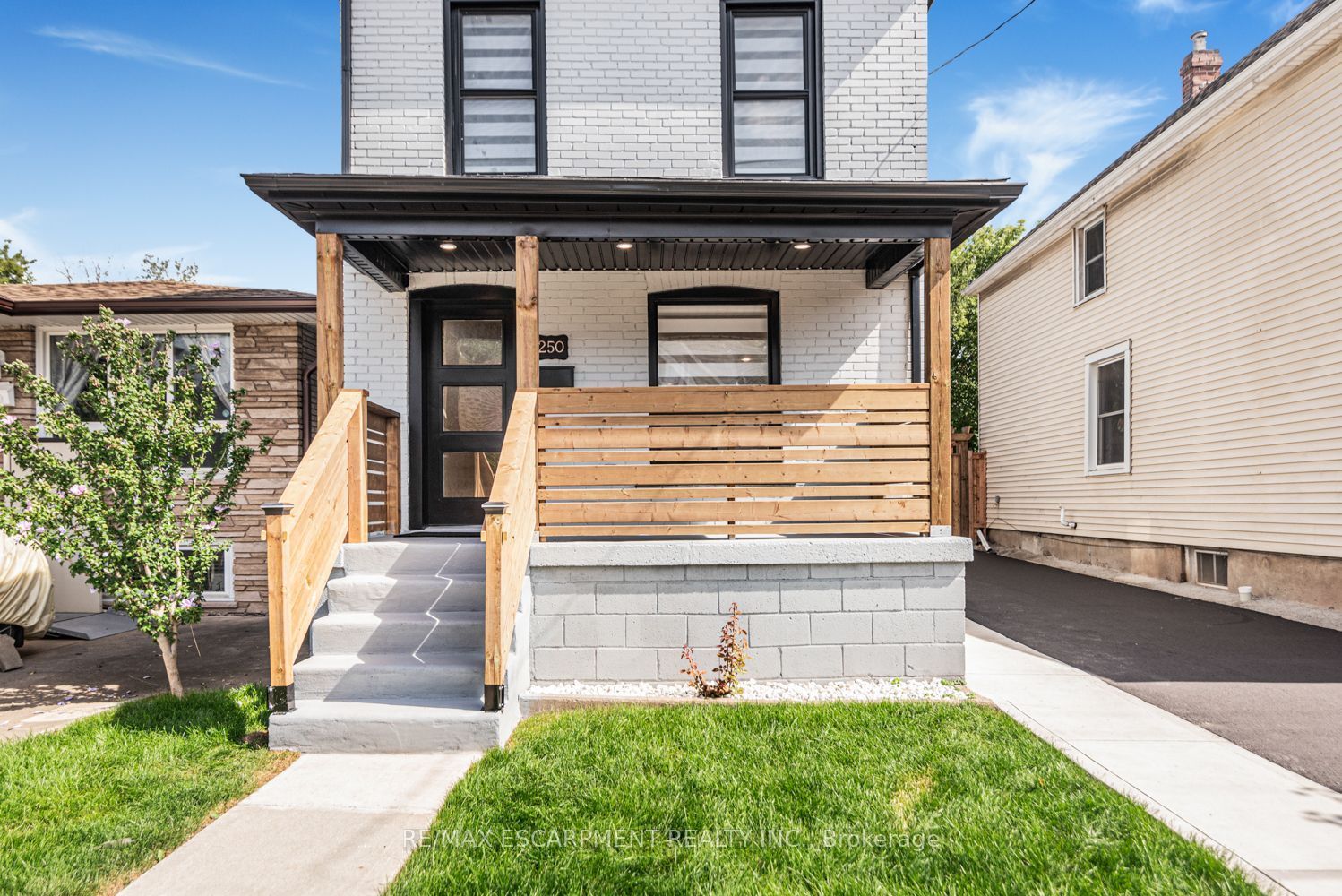 250 Rosslyn Avenue N Property Photo 4