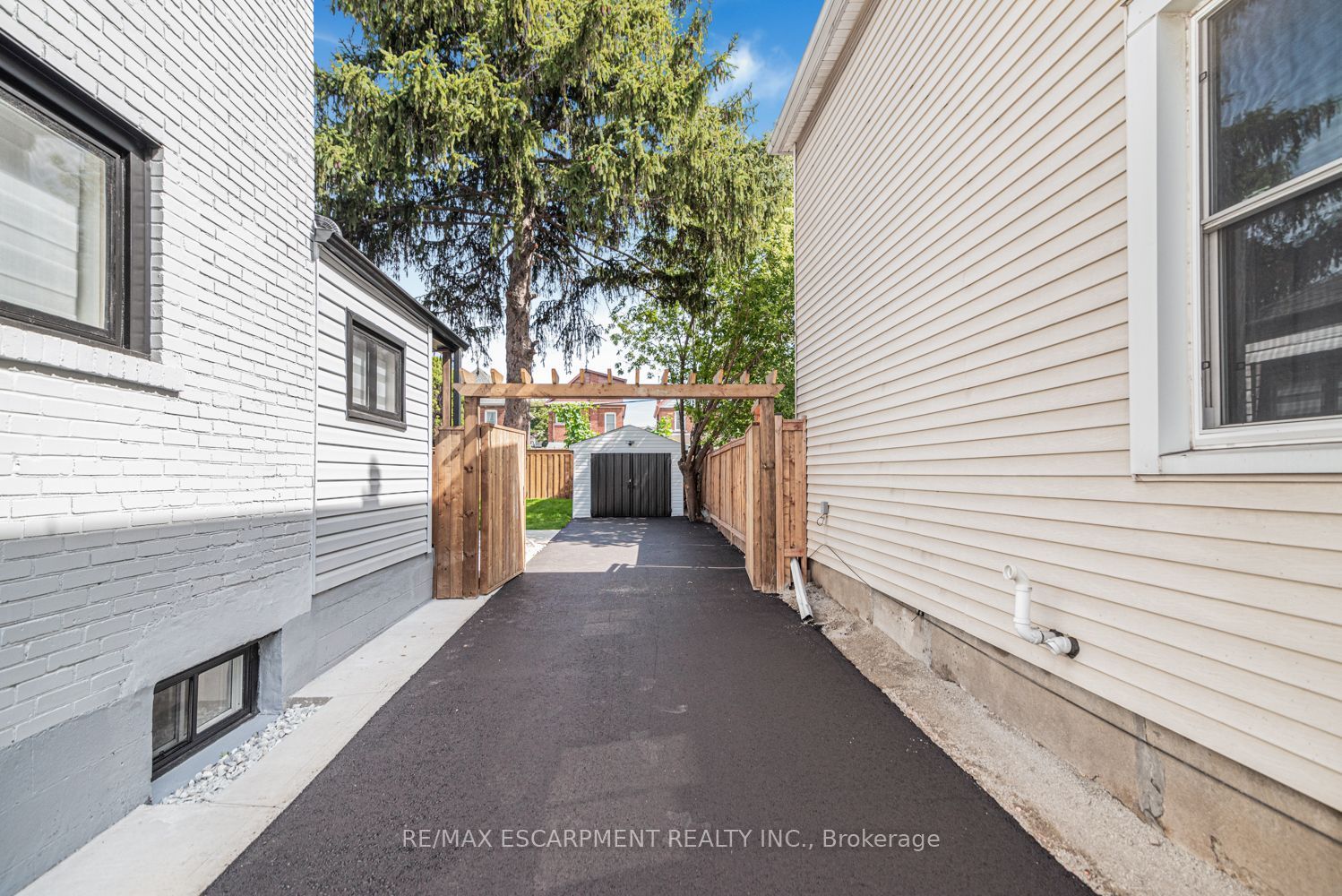 250 Rosslyn Avenue N Property Photo 7