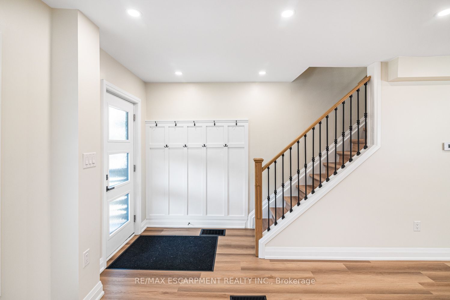 250 Rosslyn Avenue N Property Photo 8