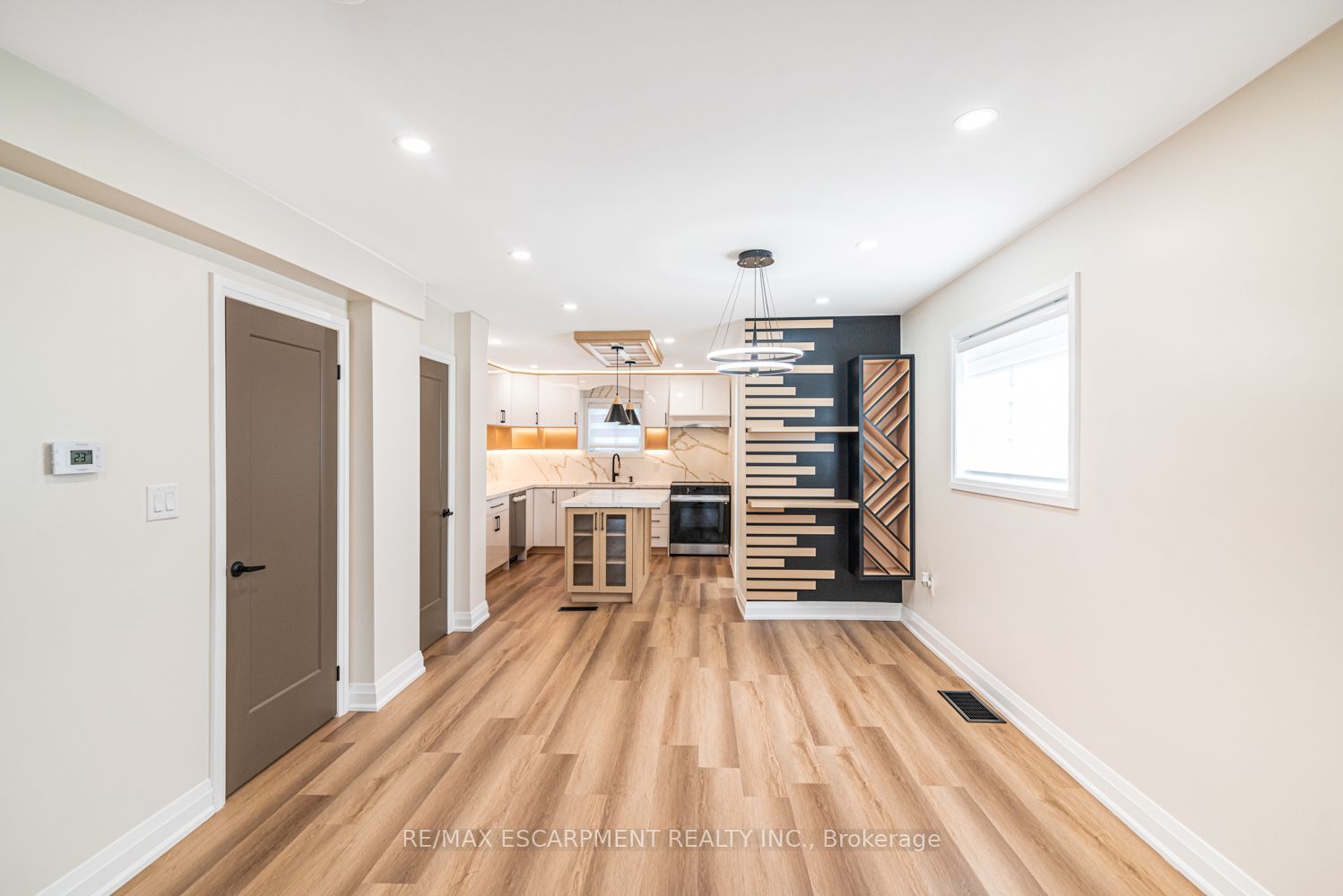250 Rosslyn Avenue N Property Photo 11