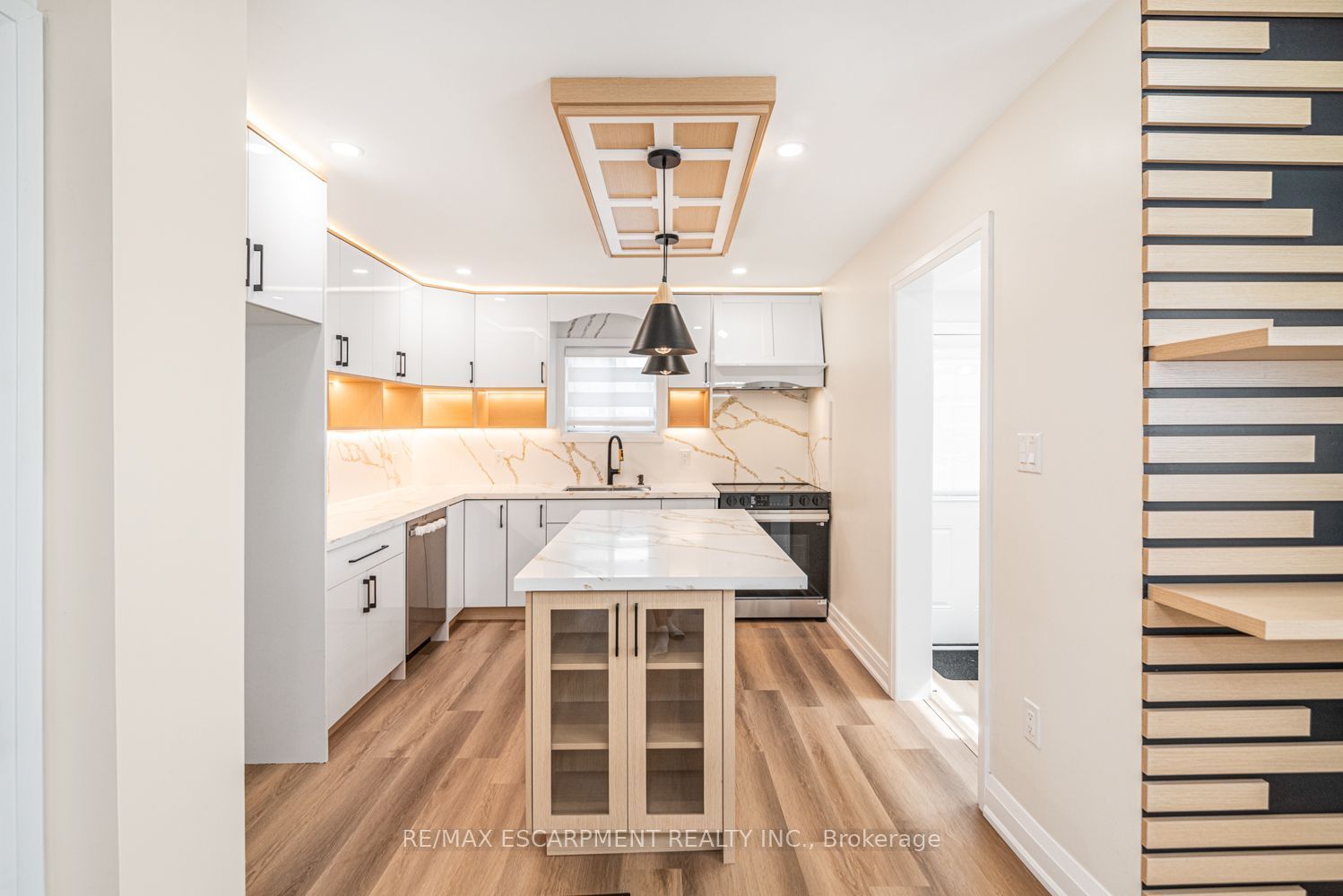 250 Rosslyn Avenue N Property Photo 16